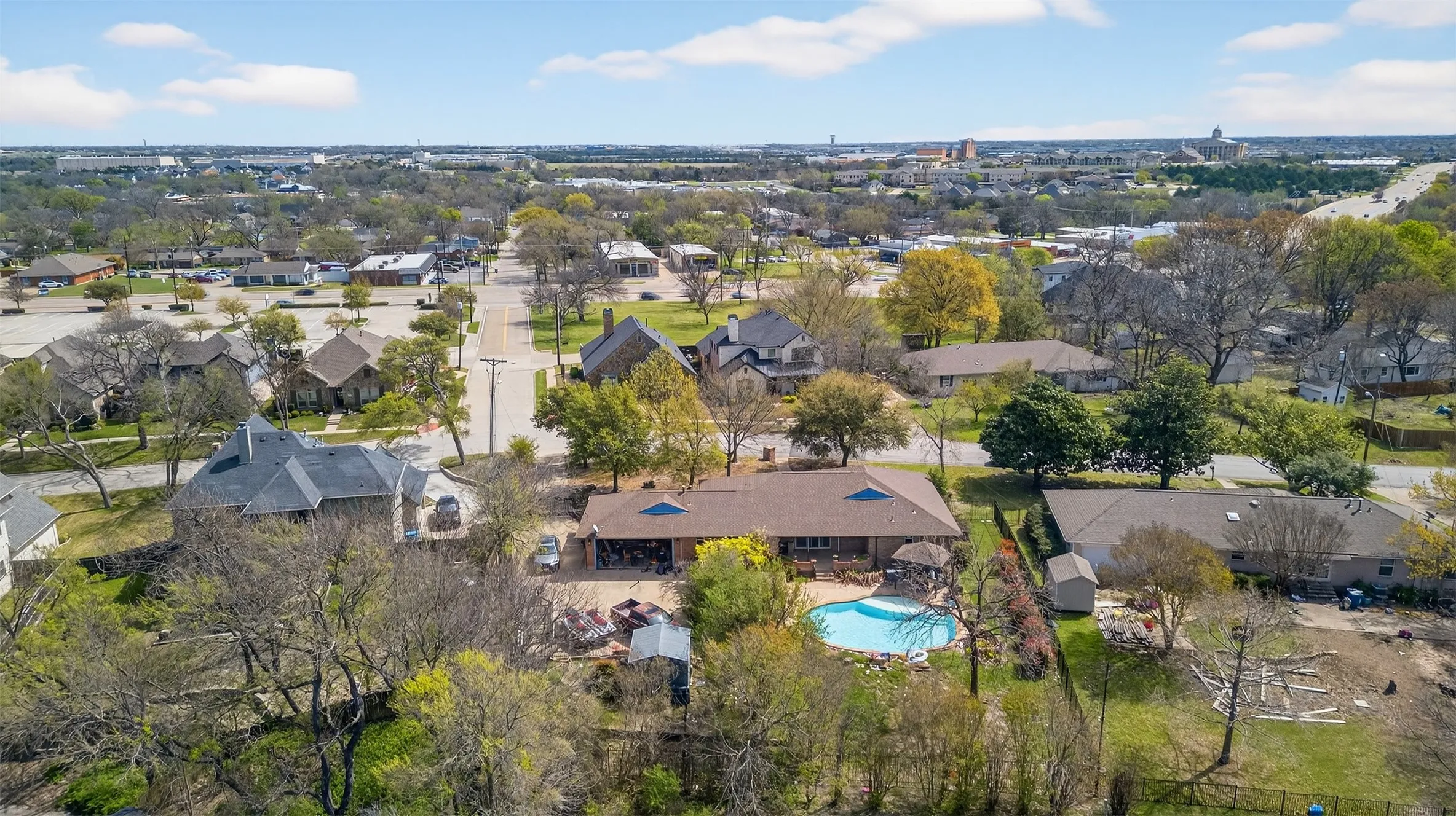 Single Family Residence For Sale in Rockwall County , 902 S Alamo Road, Rockwall, Texas 75087, 2 Bedrooms, 3 Bathrooms, 2 Garage spaces, 2,254 Sqft, built in 1957, Preowned, Price $435,000, mls#21219419, Real Estate Agent in Rockwall, Homes For Sale in Rockwall county, Homes For Sale in Rockwall, Realtor in Rockwall Texas, Real Estate Brokerage Independent Realty Texas, Luminita Cordes Realtor