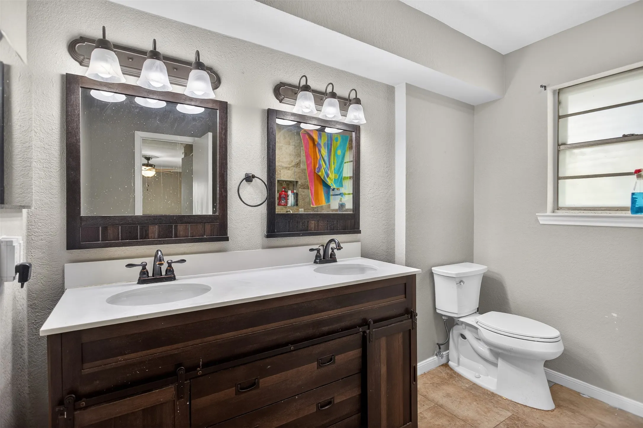 Single Family Residence For Sale in Rockwall County , 902 S Alamo Road, Rockwall, Texas 75087, 2 Bedrooms, 3 Bathrooms, 2 Garage spaces, 2,254 Sqft, built in 1957, Preowned, Price $435,000, mls#21219419, Real Estate Agent in Rockwall, Homes For Sale in Rockwall county, Homes For Sale in Rockwall, Realtor in Rockwall Texas, Real Estate Brokerage Independent Realty Texas, Luminita Cordes Realtor