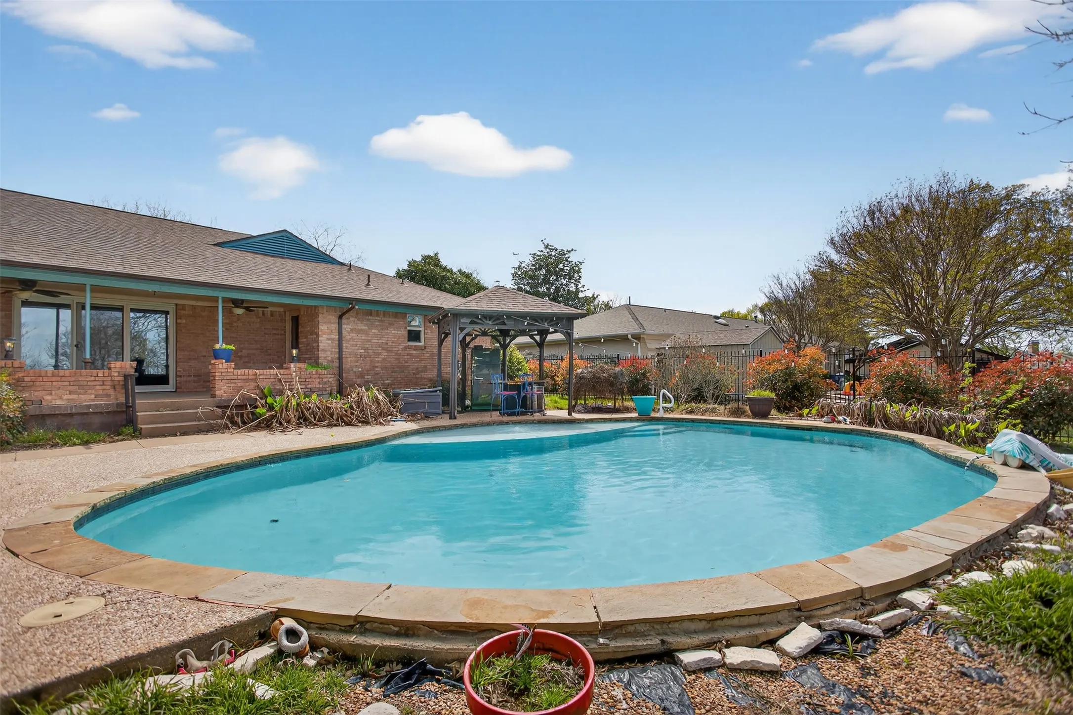 Single Family Residence For Sale in Rockwall County , 902 S Alamo Road, Rockwall, Texas 75087, 2 Bedrooms, 3 Bathrooms, 2 Garage spaces, 2,254 Sqft, built in 1957, Preowned, Price $435,000, mls#21219419, Real Estate Agent in Rockwall, Homes For Sale in Rockwall county, Homes For Sale in Rockwall, Realtor in Rockwall Texas, Real Estate Brokerage Independent Realty Texas, Luminita Cordes Realtor