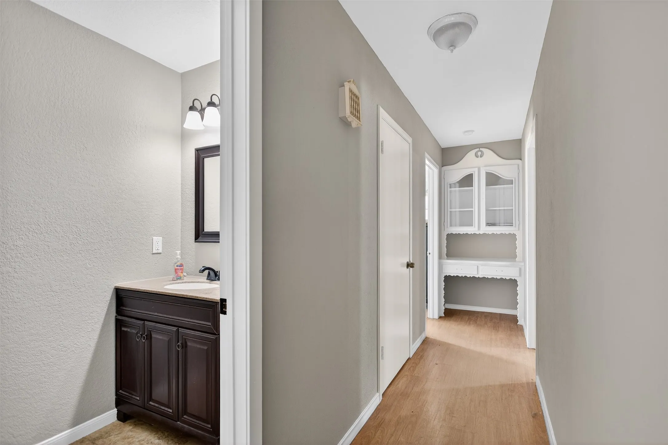 Single Family Residence For Sale in Rockwall County , 902 S Alamo Road, Rockwall, Texas 75087, 2 Bedrooms, 3 Bathrooms, 2 Garage spaces, 2,254 Sqft, built in 1957, Preowned, Price $435,000, mls#21219419, Real Estate Agent in Rockwall, Homes For Sale in Rockwall county, Homes For Sale in Rockwall, Realtor in Rockwall Texas, Real Estate Brokerage Independent Realty Texas, Luminita Cordes Realtor