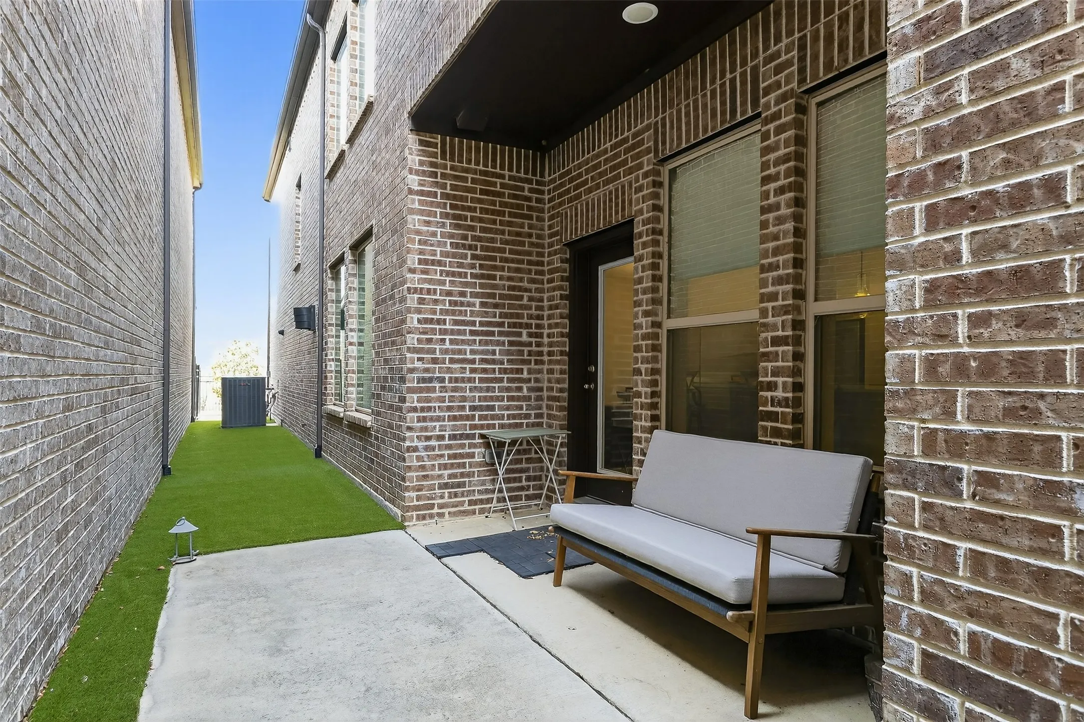 Single Family Residence For Sale in Dallas County , 580 Courtyard Lane, Irving, Texas 75039, 4 Bedroom, 3 Bathroom, 2 Garage spaces, 2,806 Sqft, built in 2019, Preowned, Price $688,000, mls#21219319, Real Estate Agent in Irving, Homes For Sale in Dallas county, Homes For Sale in Irving, Realtor in Irving Texas, Real Estate Brokerage Independent Realty Texas, Luminita Cordes Realtor