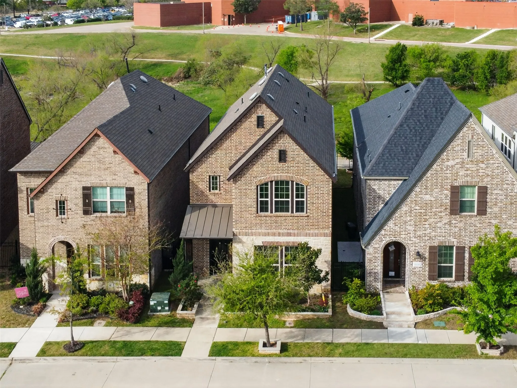 Single Family Residence For Sale in Dallas County , 580 Courtyard Lane, Irving, Texas 75039, 4 Bedroom, 3 Bathroom, 2 Garage spaces, 2,806 Sqft, built in 2019, Preowned, Price $688,000, mls#21219319, Real Estate Agent in Irving, Homes For Sale in Dallas county, Homes For Sale in Irving, Realtor in Irving Texas, Real Estate Brokerage Independent Realty Texas, Luminita Cordes Realtor