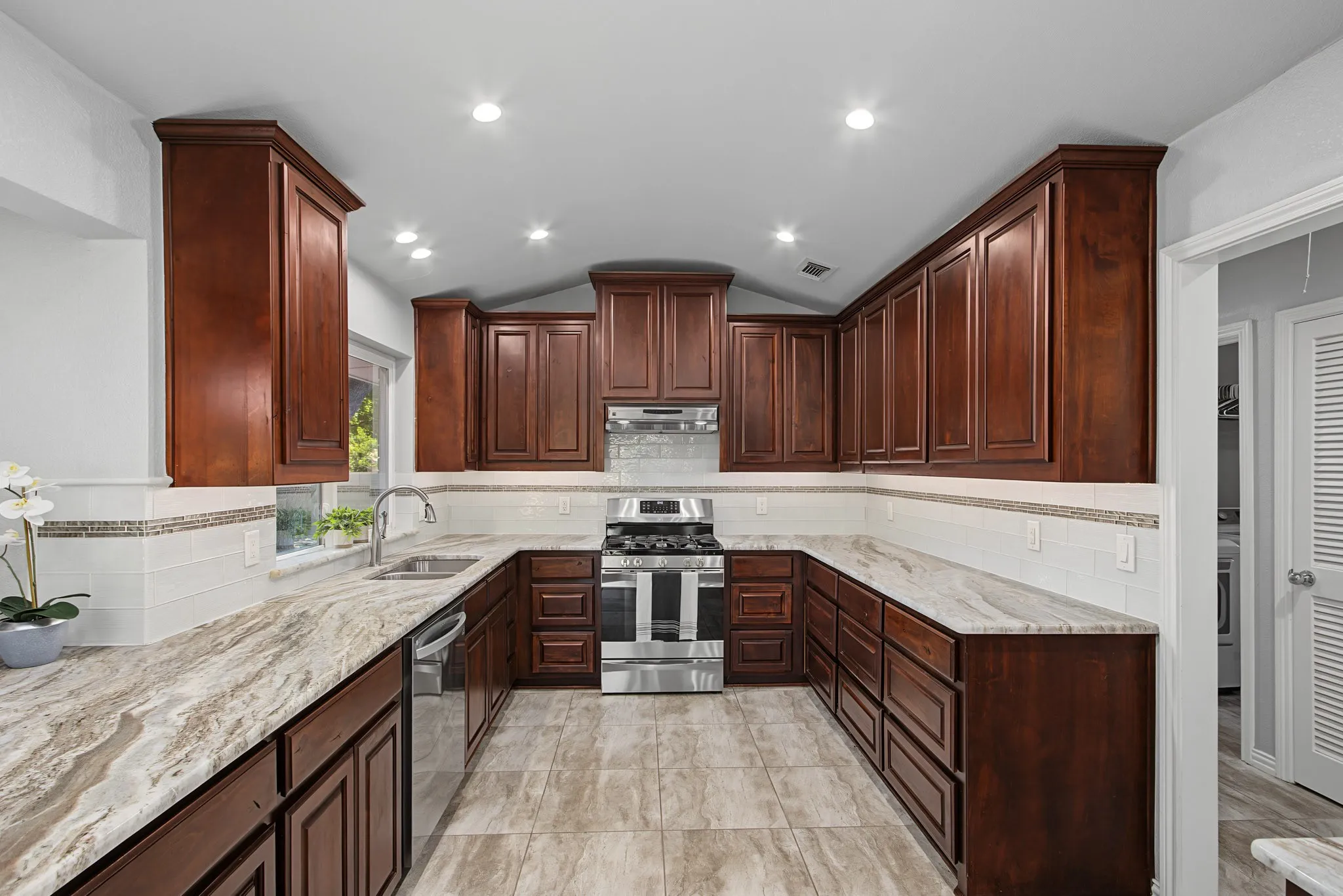 Single Family Residence For Sale in Collin County , 2616 Pin Oak Lane, Plano, Texas 75075, 3 Bedroom, 2 Bathroom, 2 Garage spaces, 2,274 Sqft, built in 1972, mls#21220712, Real Estate Agent in Plano, Homes For Sale in Collin county, Homes For Sale in Plano, Realtor in Plano Texas, Real Estate Brokerage Independent Realty Texas, Luminita Cordes Realtor