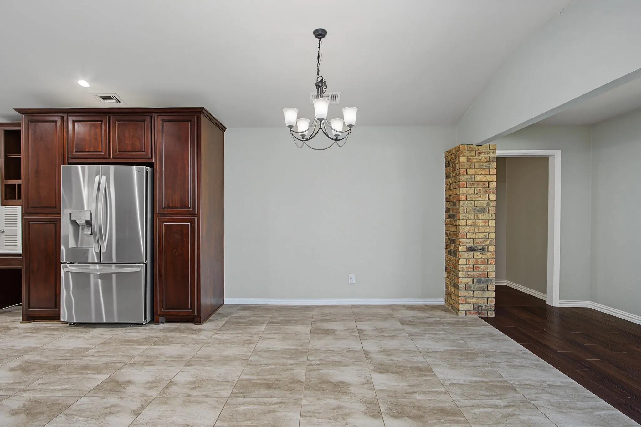Single Family Residence For Sale in Collin County , 2616 Pin Oak Lane, Plano, Texas 75075, 3 Bedroom, 2 Bathroom, 2 Garage spaces, 2,274 Sqft, built in 1972, mls#21220712, Real Estate Agent in Plano, Homes For Sale in Collin county, Homes For Sale in Plano, Realtor in Plano Texas, Real Estate Brokerage Independent Realty Texas, Luminita Cordes Realtor