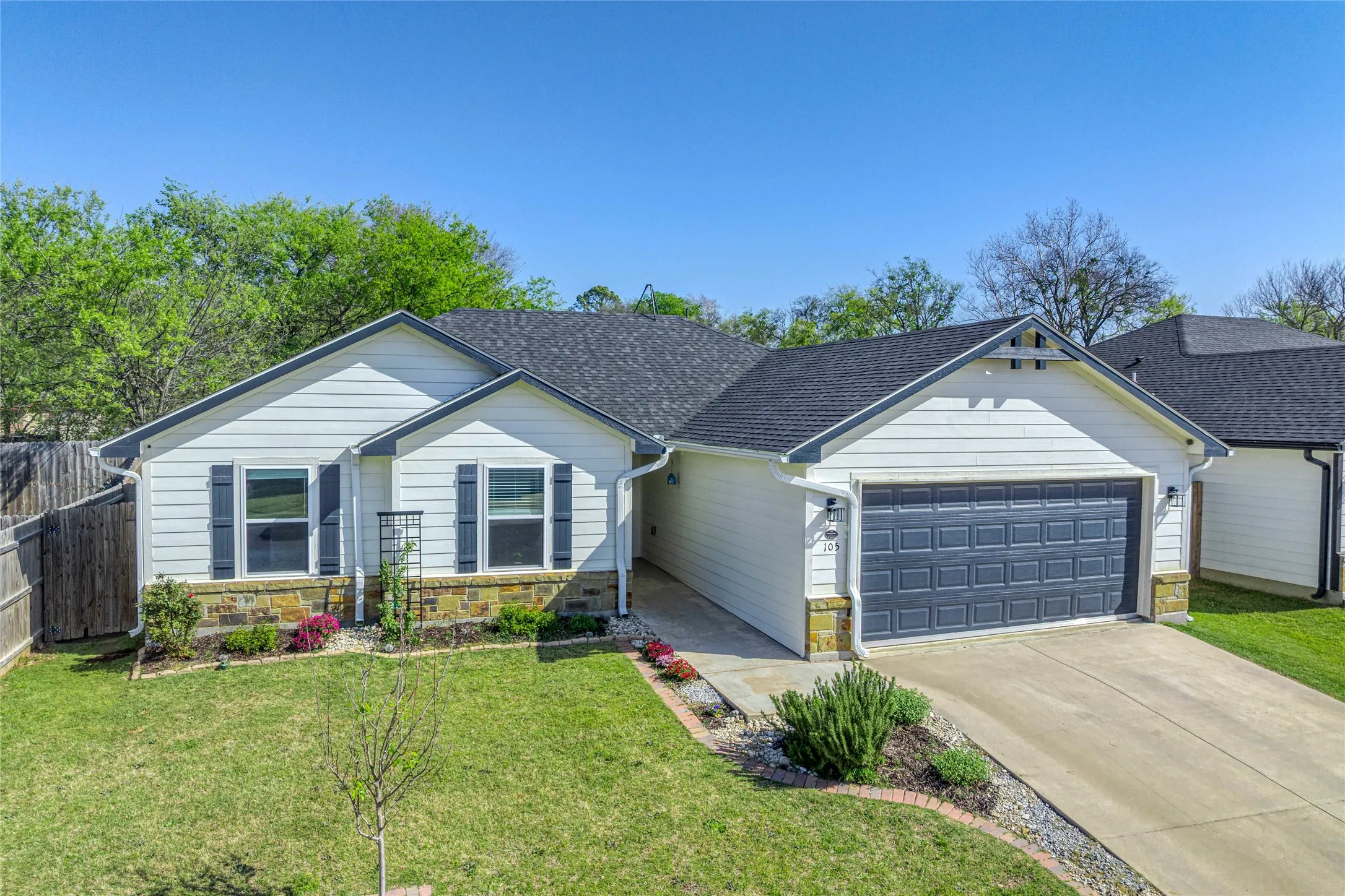 Single Family Residence For Sale in Grayson County , 105 Thode Street, Whitesboro, Texas 76273, 3 Bedroom, 2 Bathroom, 2 Garage spaces, 1,423 Sqft, built in 2022, Preowned, mls#21214235, Real Estate Agent in Whitesboro, Homes For Sale in Grayson county, Homes For Sale in Whitesboro, Realtor in Whitesboro Texas, Real Estate Brokerage Independent Realty Texas, Luminita Cordes Realtor