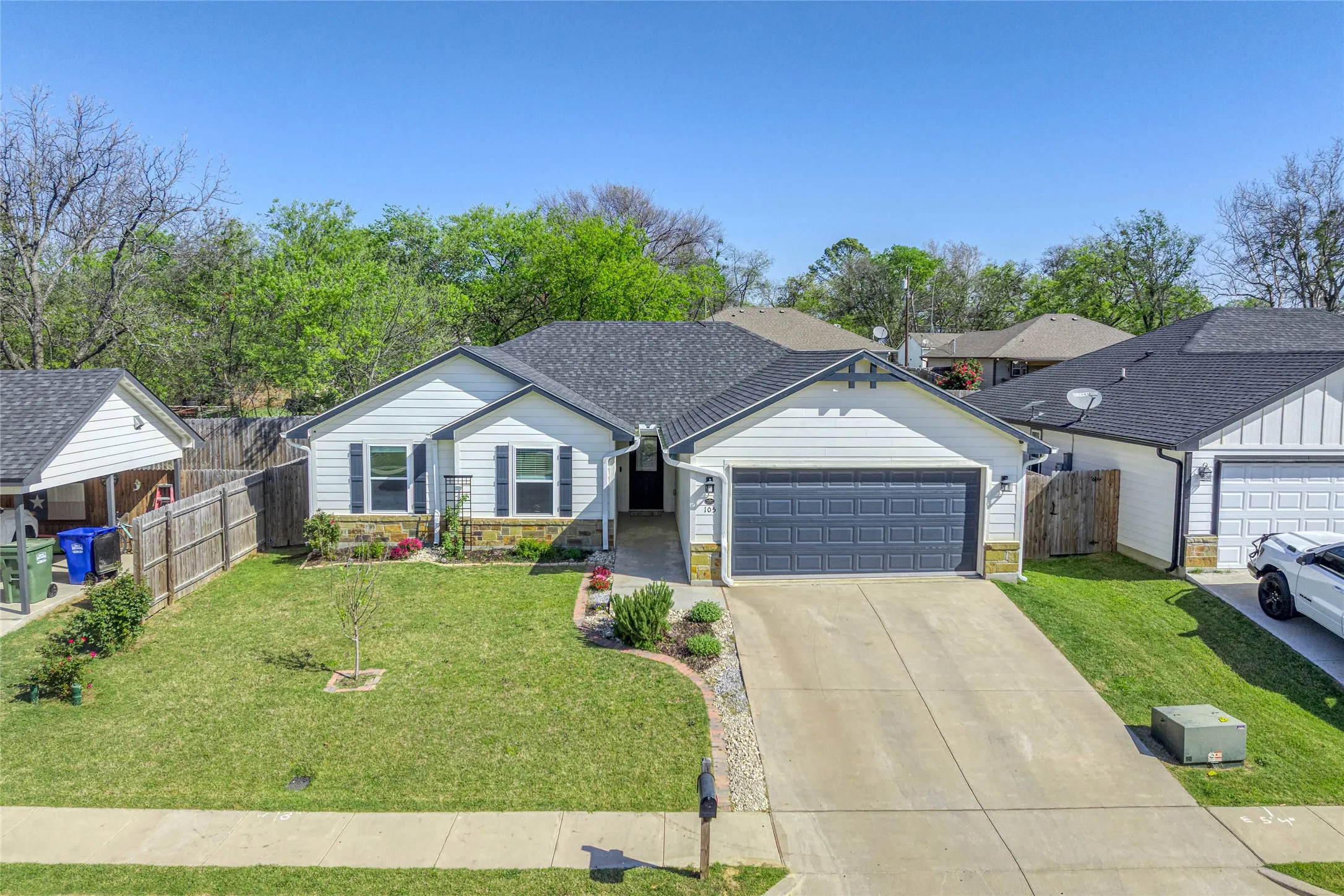 Single Family Residence For Sale in Grayson County , 105 Thode Street, Whitesboro, Texas 76273, 3 Bedroom, 2 Bathroom, 2 Garage spaces, 1,423 Sqft, built in 2022, Preowned, mls#21214235, Real Estate Agent in Whitesboro, Homes For Sale in Grayson county, Homes For Sale in Whitesboro, Realtor in Whitesboro Texas, Real Estate Brokerage Independent Realty Texas, Luminita Cordes Realtor