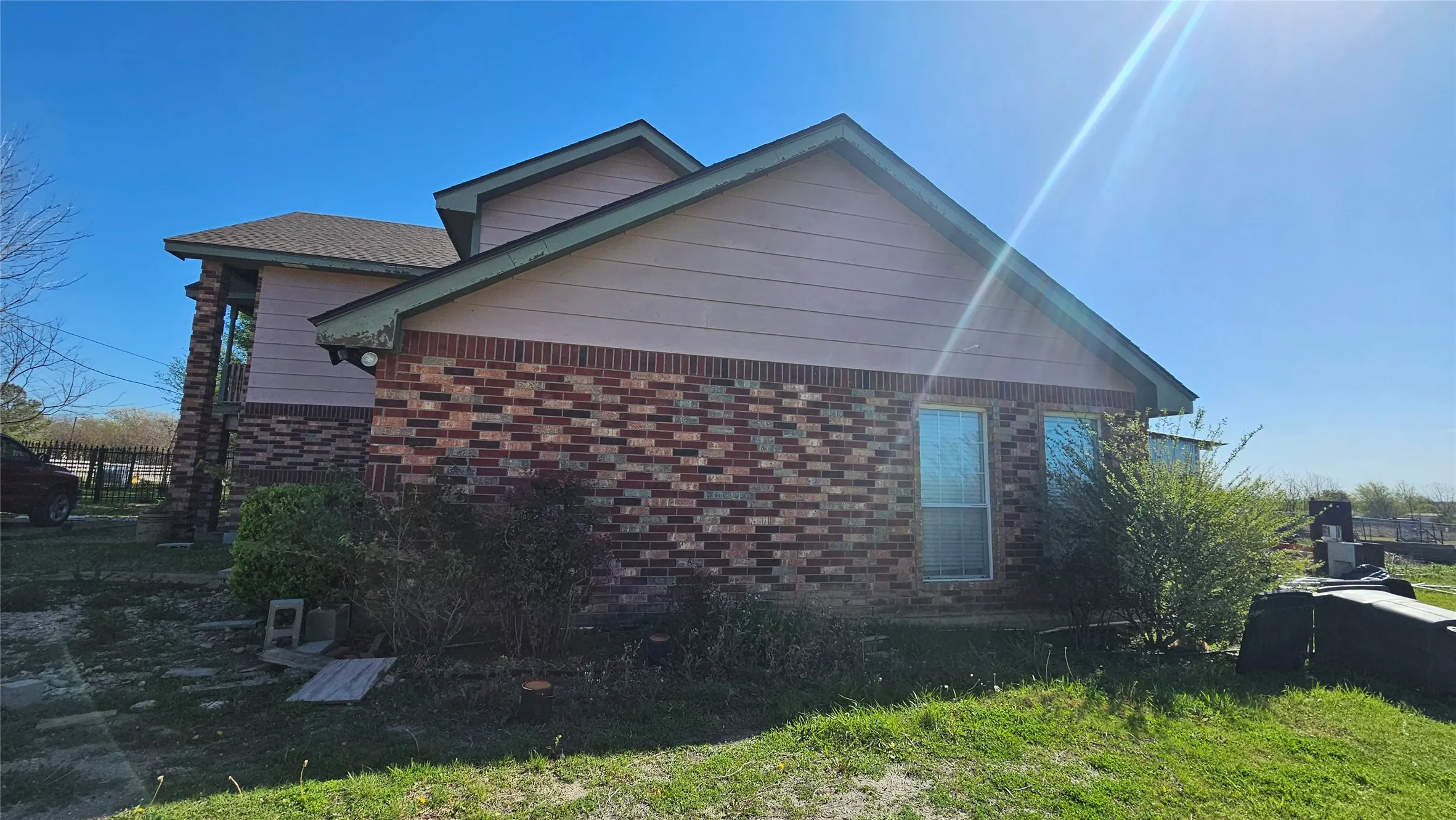 Single Family Residence For Sale in Johnson County , 8736 Johns Road, Alvarado, Texas 76009, 5 Bedroom, 4 Bathroom, Garage spaces, 3,057 Sqft, built in 2000, mls#21213740, Real Estate Agent in Alvarado, Homes For Sale in Johnson county, Homes For Sale in Alvarado, Realtor in Alvarado Texas, Real Estate Brokerage Independent Realty Texas, Luminita Cordes Realtor