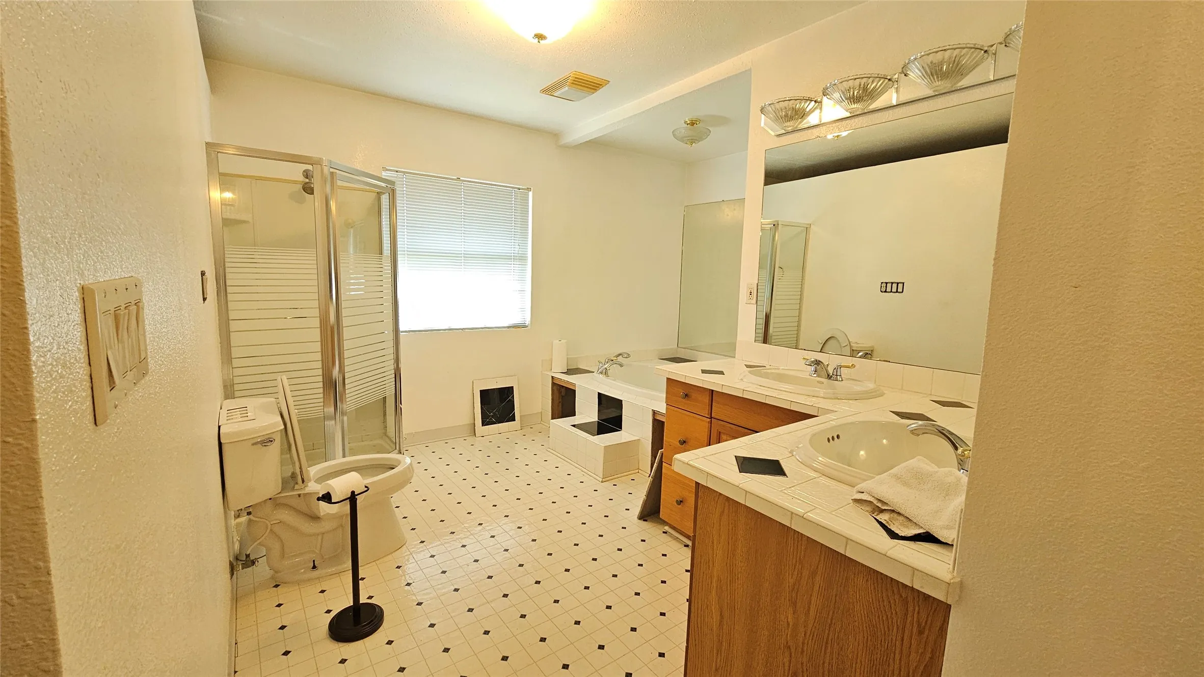 Single Family Residence For Sale in Johnson County , 8736 Johns Road, Alvarado, Texas 76009, 5 Bedroom, 4 Bathroom, Garage spaces, 3,057 Sqft, built in 2000, mls#21213740, Real Estate Agent in Alvarado, Homes For Sale in Johnson county, Homes For Sale in Alvarado, Realtor in Alvarado Texas, Real Estate Brokerage Independent Realty Texas, Luminita Cordes Realtor