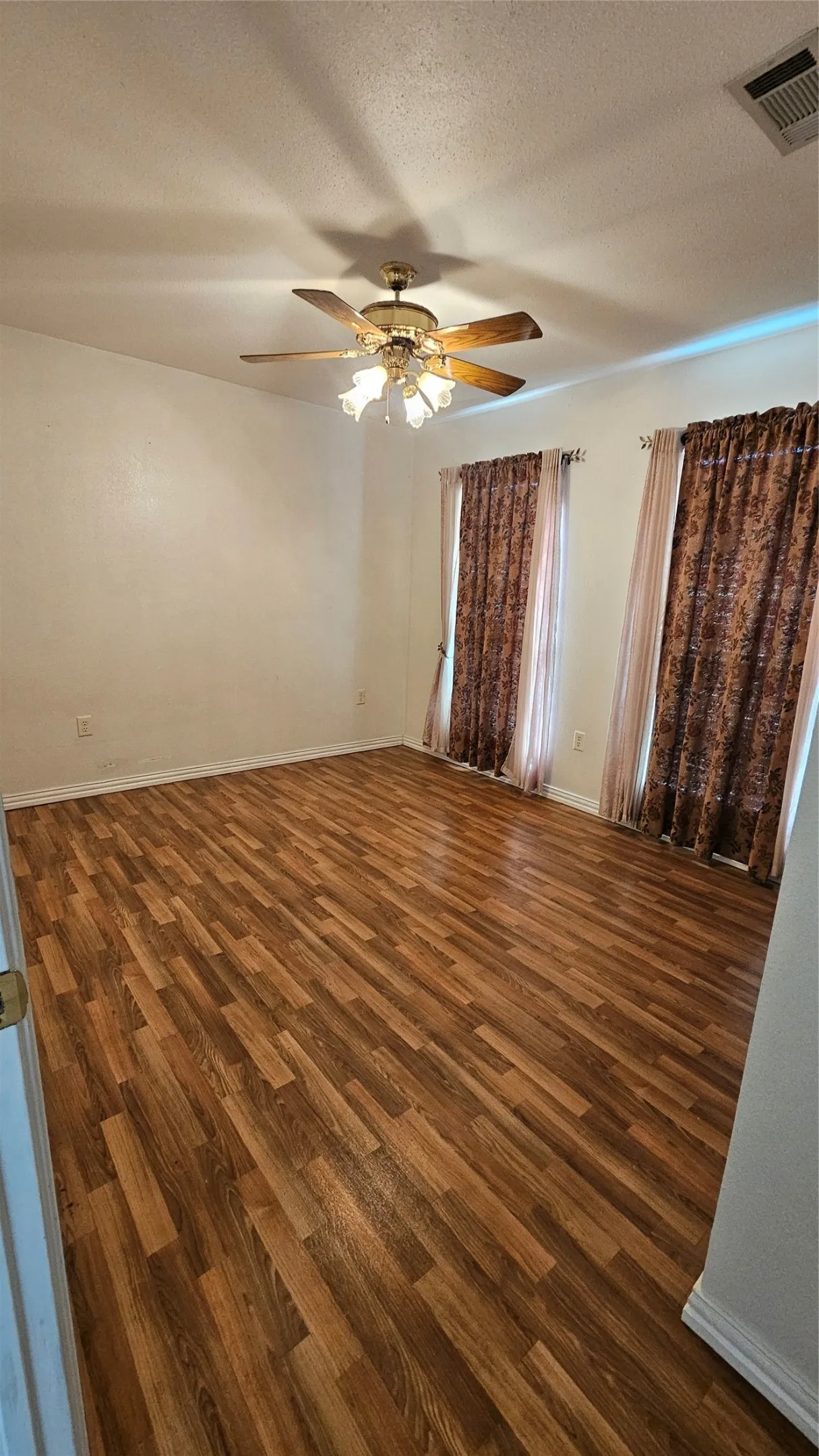 Single Family Residence For Sale in Johnson County , 8736 Johns Road, Alvarado, Texas 76009, 5 Bedroom, 4 Bathroom, Garage spaces, 3,057 Sqft, built in 2000, mls#21213740, Real Estate Agent in Alvarado, Homes For Sale in Johnson county, Homes For Sale in Alvarado, Realtor in Alvarado Texas, Real Estate Brokerage Independent Realty Texas, Luminita Cordes Realtor