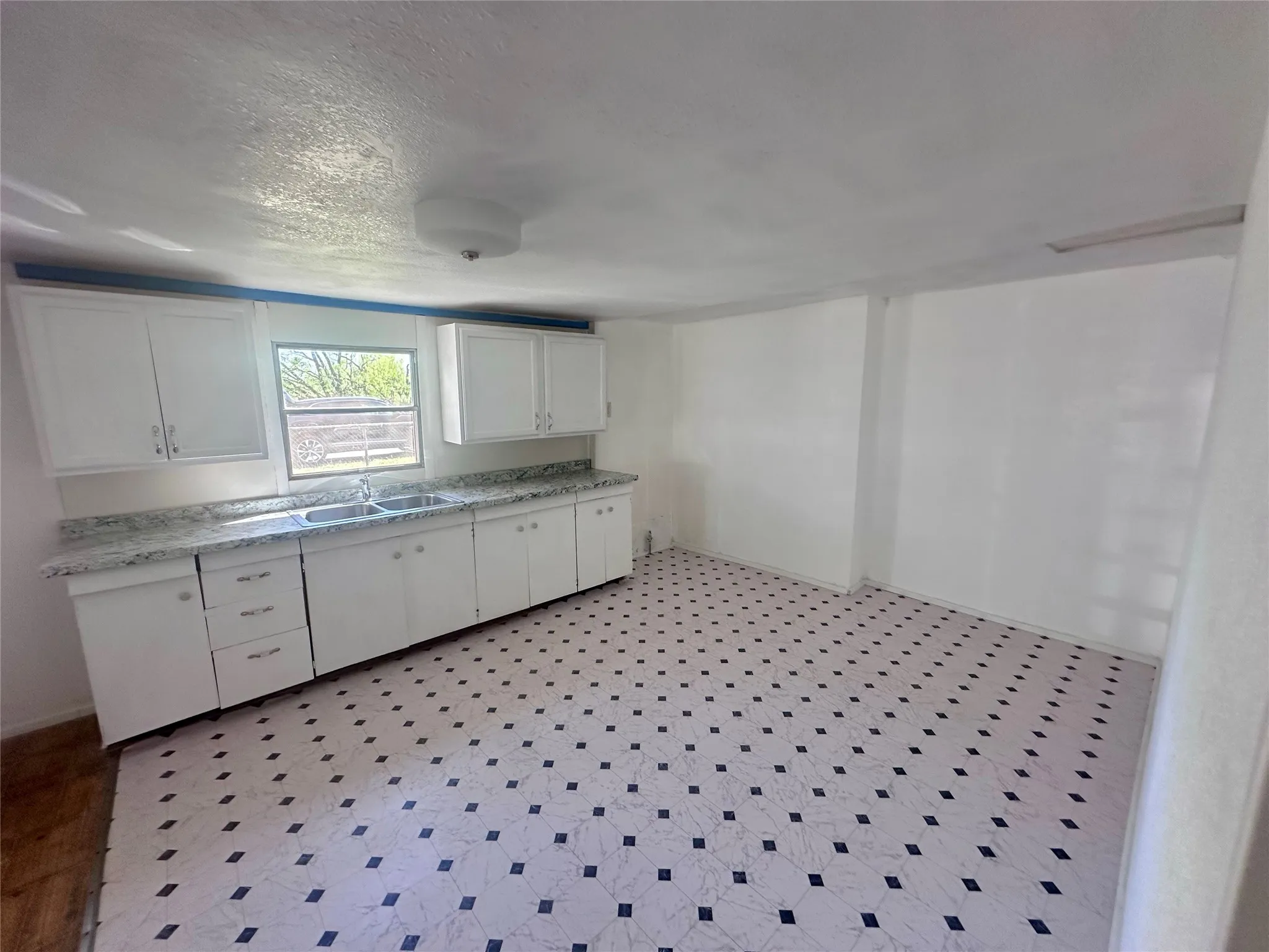 Single Family Residence For Sale in Coleman County , 302 W Ripley Street, Coleman, Texas 76834, 3 Bedroom, 1 Bathroom, Garage spaces, 1,440 Sqft, built in 1920, mls#21220786, Real Estate Agent in Coleman, Homes For Sale in Coleman county, Homes For Sale in Coleman, Realtor in Coleman Texas, Real Estate Brokerage Independent Realty Texas, Luminita Cordes Realtor
