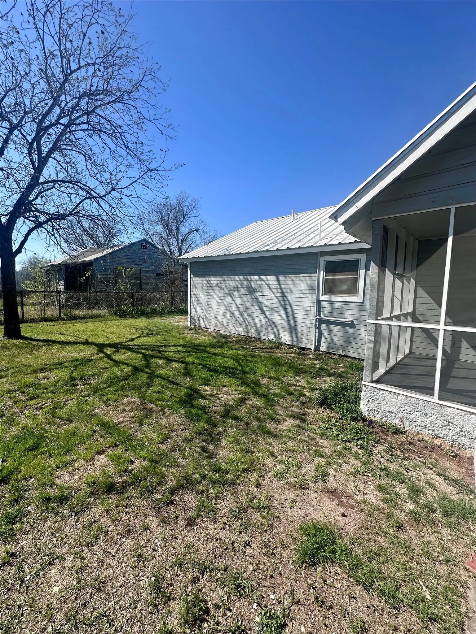 Single Family Residence For Sale in Coleman County , 302 W Ripley Street, Coleman, Texas 76834, 3 Bedroom, 1 Bathroom, Garage spaces, 1,440 Sqft, built in 1920, mls#21220786, Real Estate Agent in Coleman, Homes For Sale in Coleman county, Homes For Sale in Coleman, Realtor in Coleman Texas, Real Estate Brokerage Independent Realty Texas, Luminita Cordes Realtor