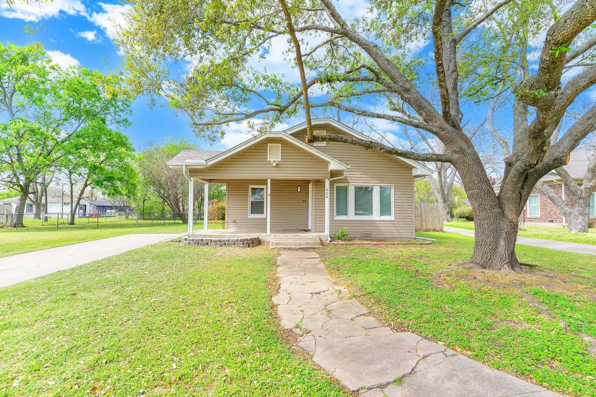Single Family Residence For Sale in Johnson County , 914 Prairie Avenue, Cleburne, Texas 76033, 2 Bedroom, 1 Bathroom, Garage spaces, 1,254 Sqft, built in 0, Preowned, mls#21212425, Real Estate Agent in Cleburne, Homes For Sale in Johnson county, Homes For Sale in Cleburne, Realtor in Cleburne Texas, Real Estate Brokerage Independent Realty Texas, Luminita Cordes Realtor