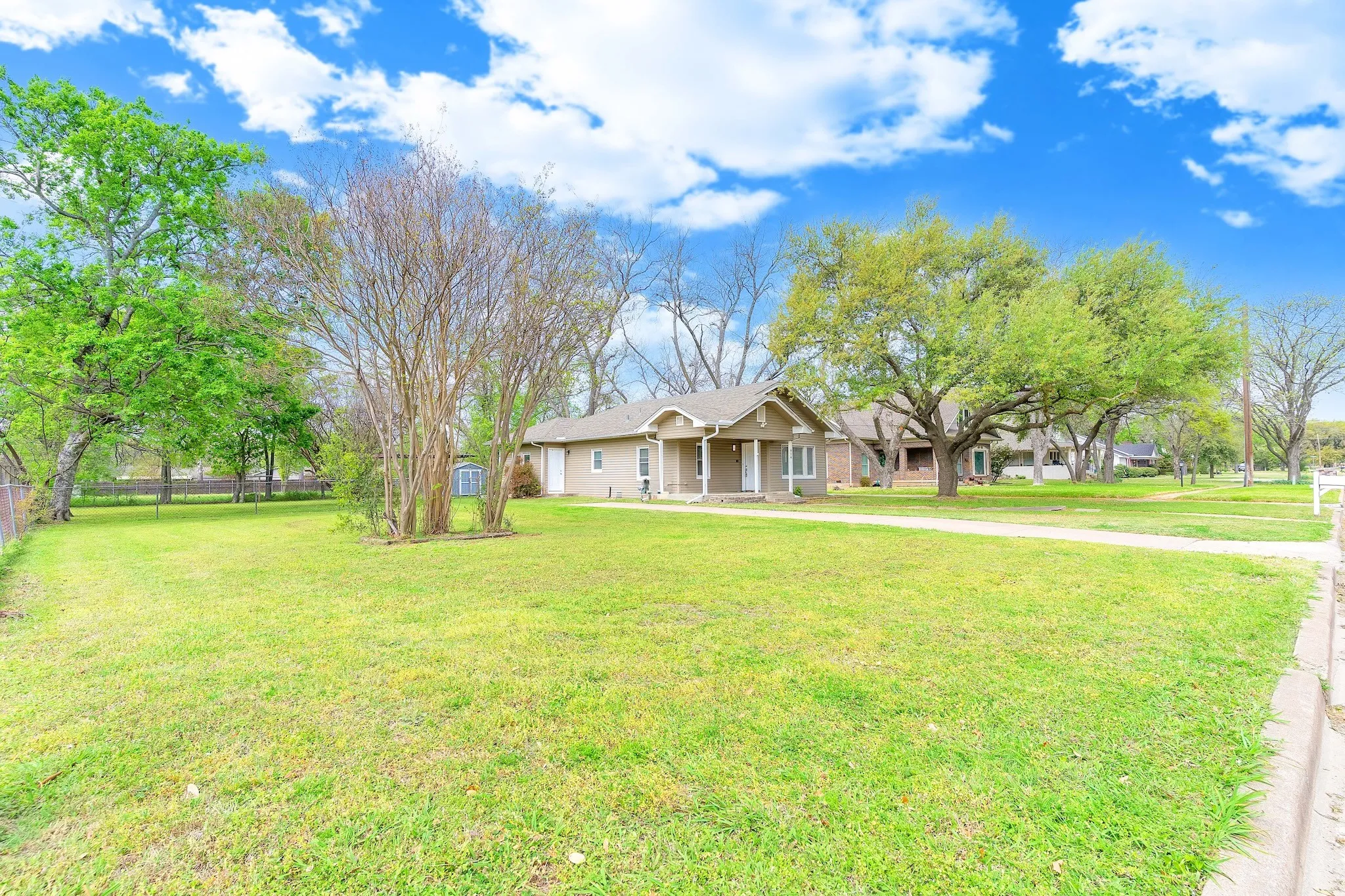 Single Family Residence For Sale in Johnson County , 914 Prairie Avenue, Cleburne, Texas 76033, 2 Bedroom, 1 Bathroom, Garage spaces, 1,254 Sqft, built in 0, Preowned, mls#21212425, Real Estate Agent in Cleburne, Homes For Sale in Johnson county, Homes For Sale in Cleburne, Realtor in Cleburne Texas, Real Estate Brokerage Independent Realty Texas, Luminita Cordes Realtor