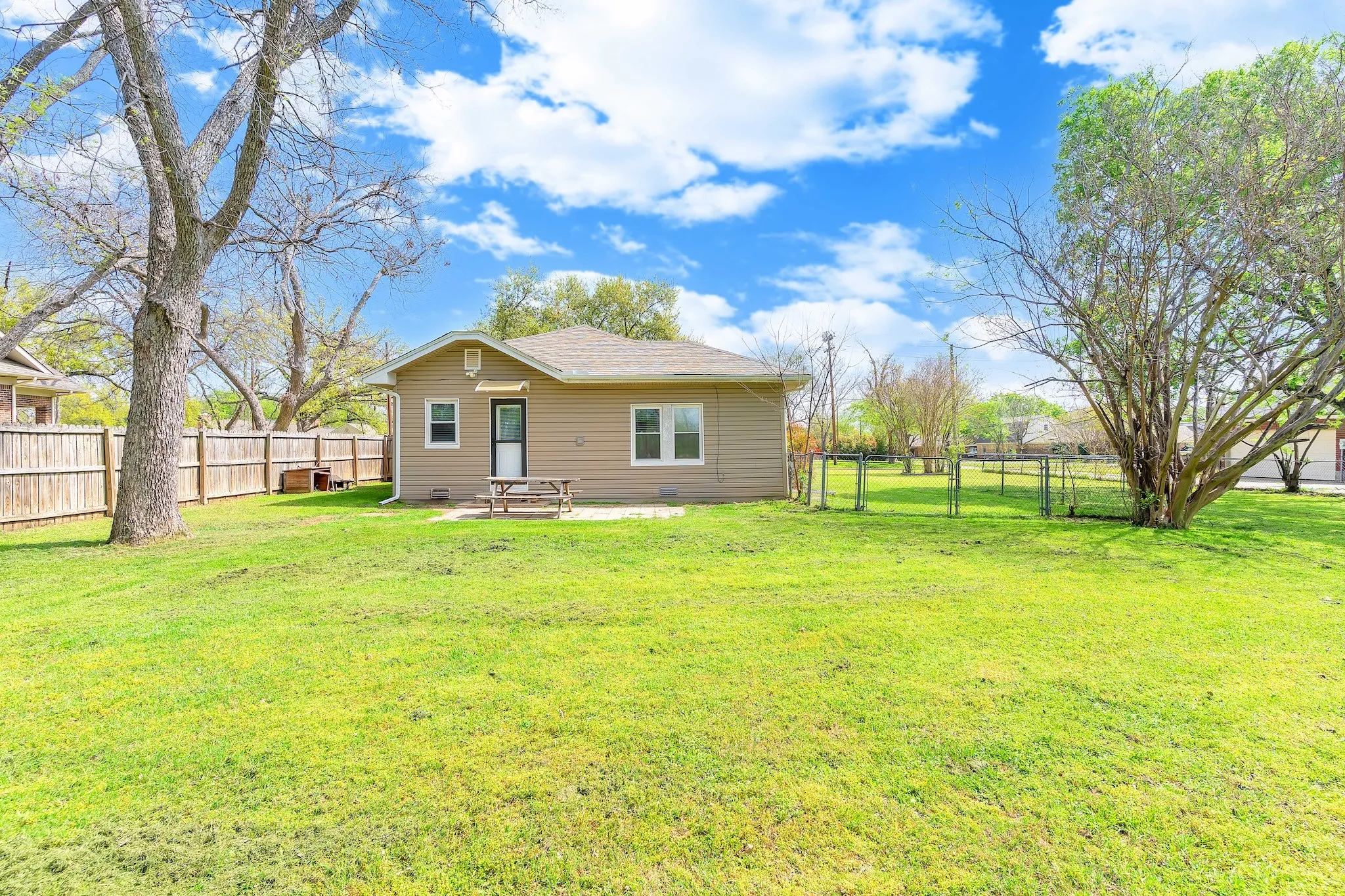 Single Family Residence For Sale in Johnson County , 914 Prairie Avenue, Cleburne, Texas 76033, 2 Bedroom, 1 Bathroom, Garage spaces, 1,254 Sqft, built in 0, Preowned, mls#21212425, Real Estate Agent in Cleburne, Homes For Sale in Johnson county, Homes For Sale in Cleburne, Realtor in Cleburne Texas, Real Estate Brokerage Independent Realty Texas, Luminita Cordes Realtor