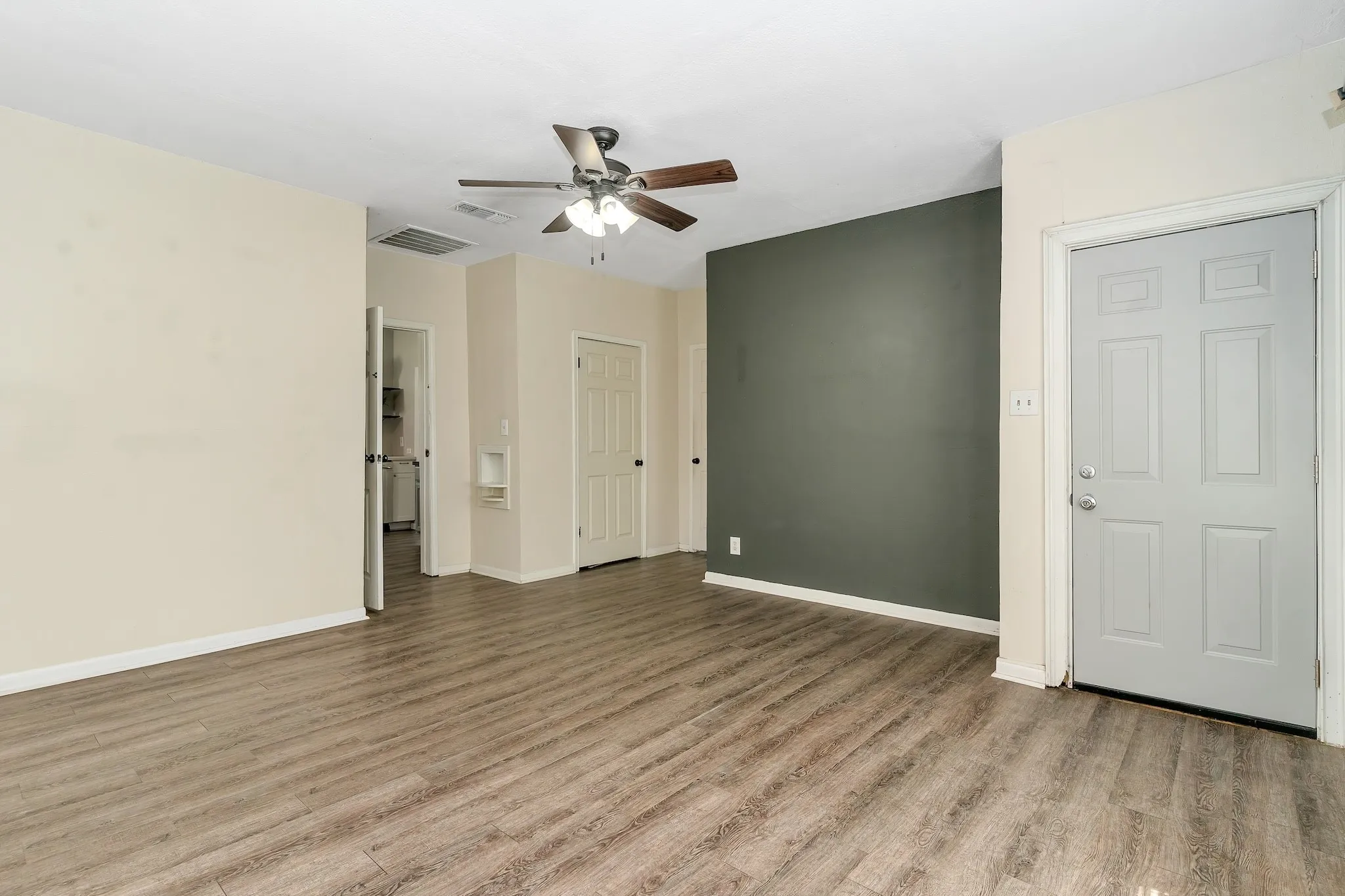 Single Family Residence For Sale in Johnson County , 914 Prairie Avenue, Cleburne, Texas 76033, 2 Bedroom, 1 Bathroom, Garage spaces, 1,254 Sqft, built in 0, Preowned, mls#21212425, Real Estate Agent in Cleburne, Homes For Sale in Johnson county, Homes For Sale in Cleburne, Realtor in Cleburne Texas, Real Estate Brokerage Independent Realty Texas, Luminita Cordes Realtor