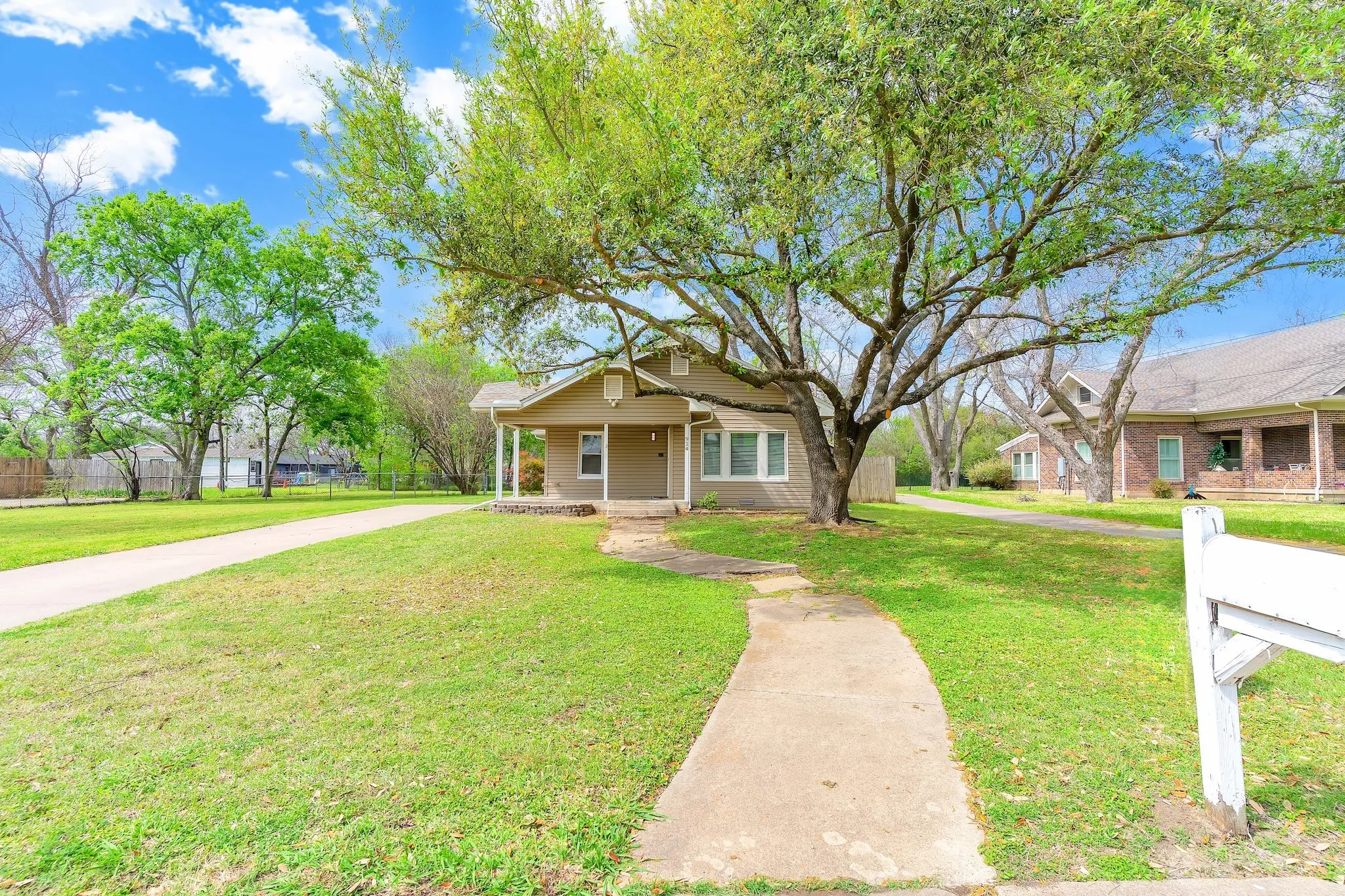 Single Family Residence For Sale in Johnson County , 914 Prairie Avenue, Cleburne, Texas 76033, 2 Bedroom, 1 Bathroom, Garage spaces, 1,254 Sqft, built in 0, Preowned, mls#21212425, Real Estate Agent in Cleburne, Homes For Sale in Johnson county, Homes For Sale in Cleburne, Realtor in Cleburne Texas, Real Estate Brokerage Independent Realty Texas, Luminita Cordes Realtor