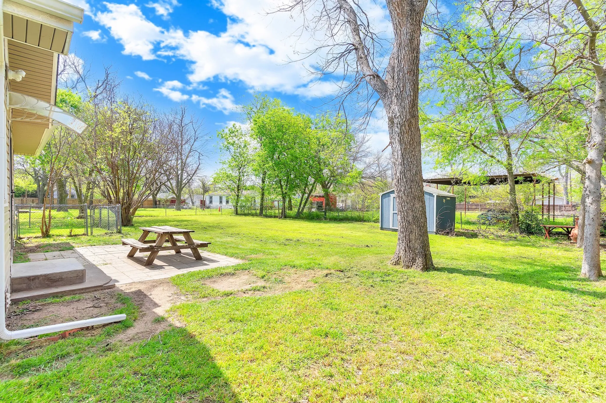 Single Family Residence For Sale in Johnson County , 914 Prairie Avenue, Cleburne, Texas 76033, 2 Bedroom, 1 Bathroom, Garage spaces, 1,254 Sqft, built in 0, Preowned, mls#21212425, Real Estate Agent in Cleburne, Homes For Sale in Johnson county, Homes For Sale in Cleburne, Realtor in Cleburne Texas, Real Estate Brokerage Independent Realty Texas, Luminita Cordes Realtor