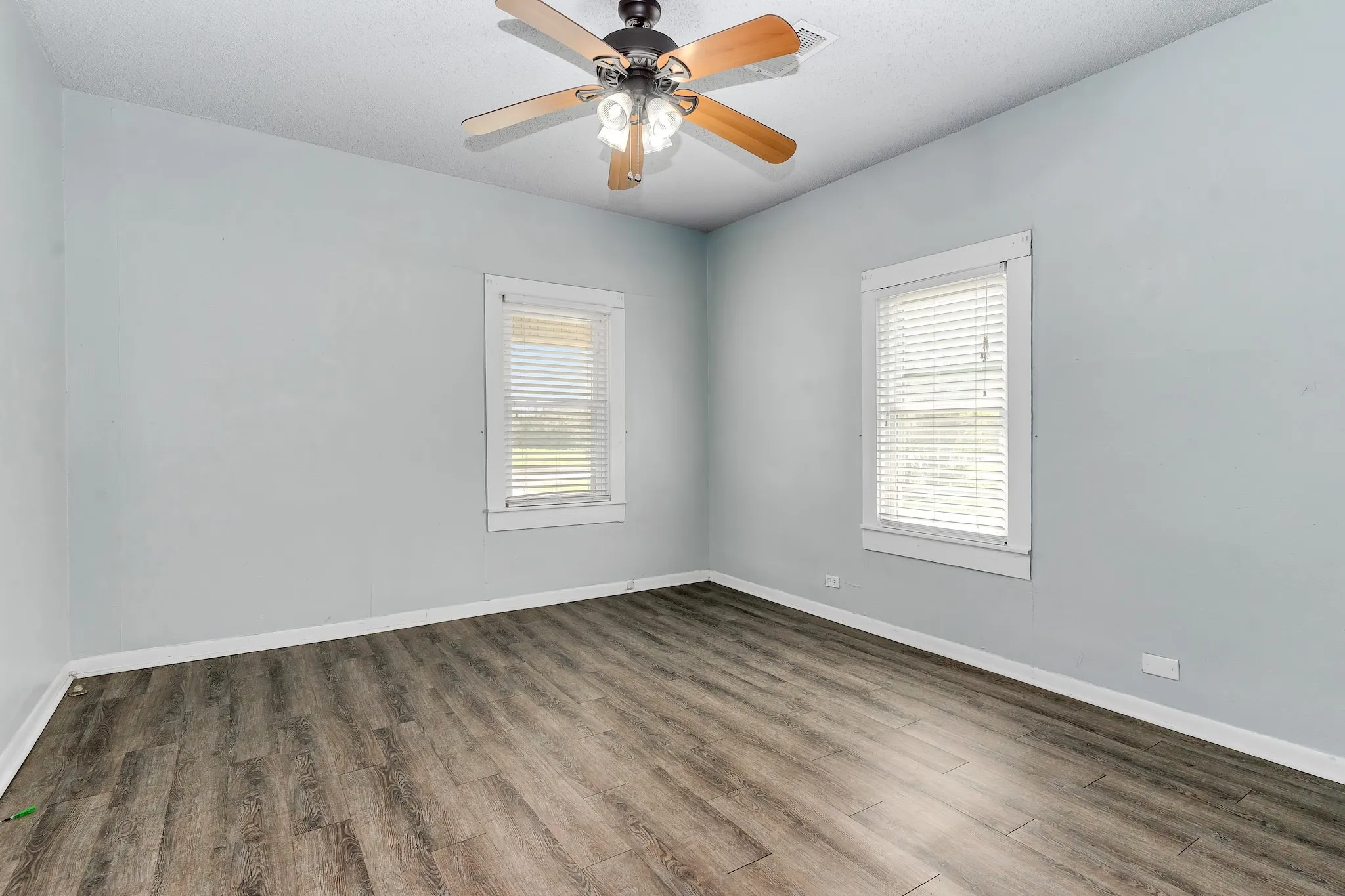 Single Family Residence For Sale in Johnson County , 914 Prairie Avenue, Cleburne, Texas 76033, 2 Bedroom, 1 Bathroom, Garage spaces, 1,254 Sqft, built in 0, Preowned, mls#21212425, Real Estate Agent in Cleburne, Homes For Sale in Johnson county, Homes For Sale in Cleburne, Realtor in Cleburne Texas, Real Estate Brokerage Independent Realty Texas, Luminita Cordes Realtor