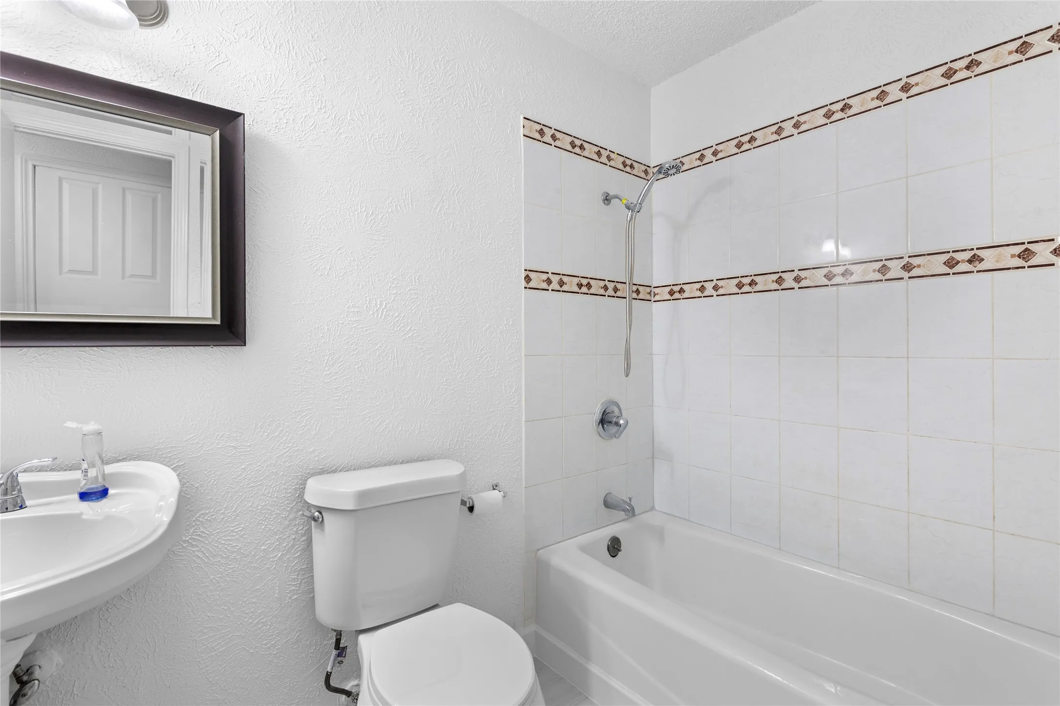 Single Family Residence For Sale in Tarrant County , 204 Pebblebrook Street, Arlington, Texas 76014, 3 Bedrooms, 2 Bathrooms, 2 Garage spaces, 1,284 Sqft, built in 1975, Price $264,900, mls#21219918, Real Estate Agent in Arlington, Homes For Sale in Tarrant county, Homes For Sale in Arlington, Realtor in Arlington Texas, Real Estate Brokerage Independent Realty Texas, Luminita Cordes Realtor