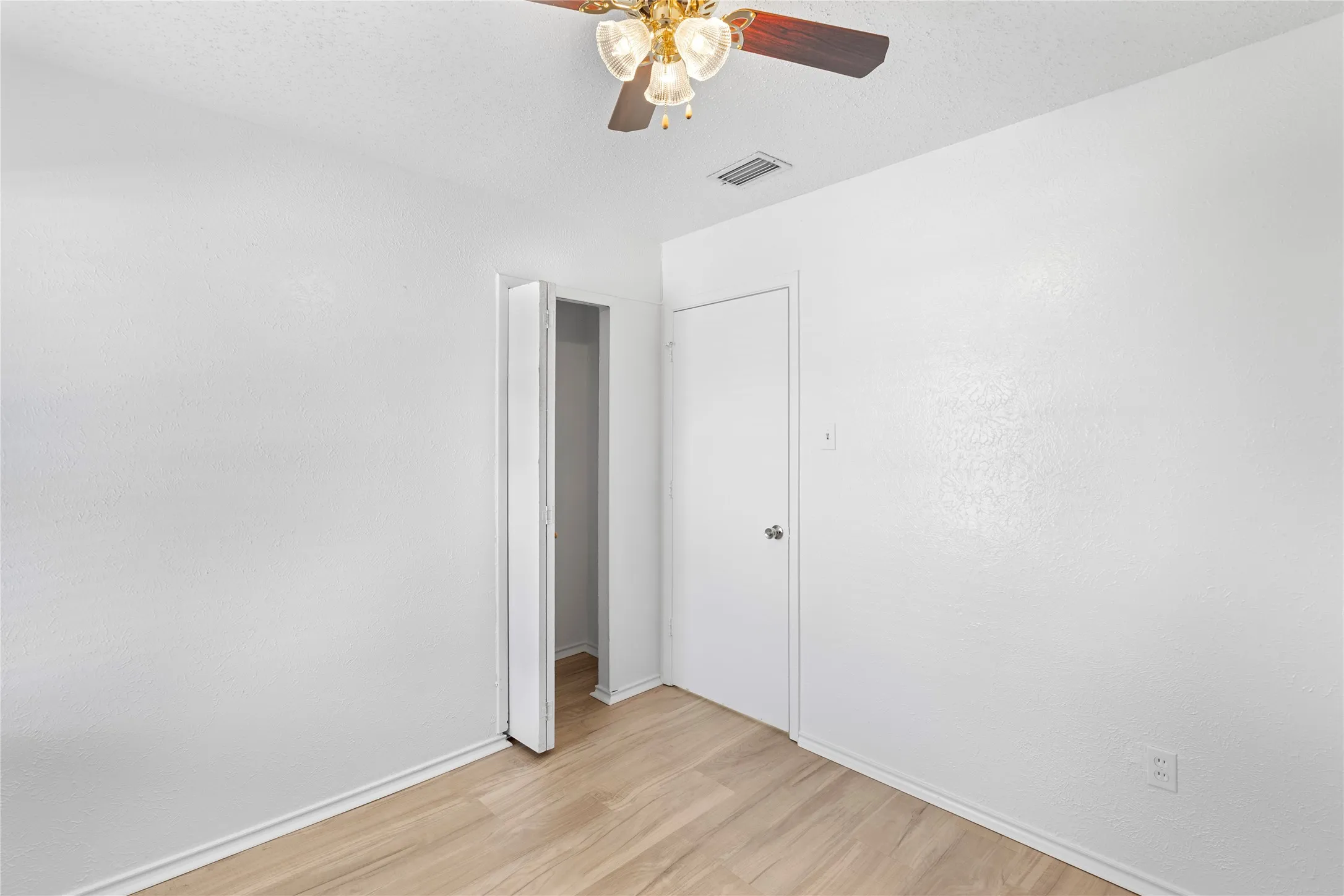 Single Family Residence For Sale in Tarrant County , 204 Pebblebrook Street, Arlington, Texas 76014, 3 Bedrooms, 2 Bathrooms, 2 Garage spaces, 1,284 Sqft, built in 1975, Price $264,900, mls#21219918, Real Estate Agent in Arlington, Homes For Sale in Tarrant county, Homes For Sale in Arlington, Realtor in Arlington Texas, Real Estate Brokerage Independent Realty Texas, Luminita Cordes Realtor