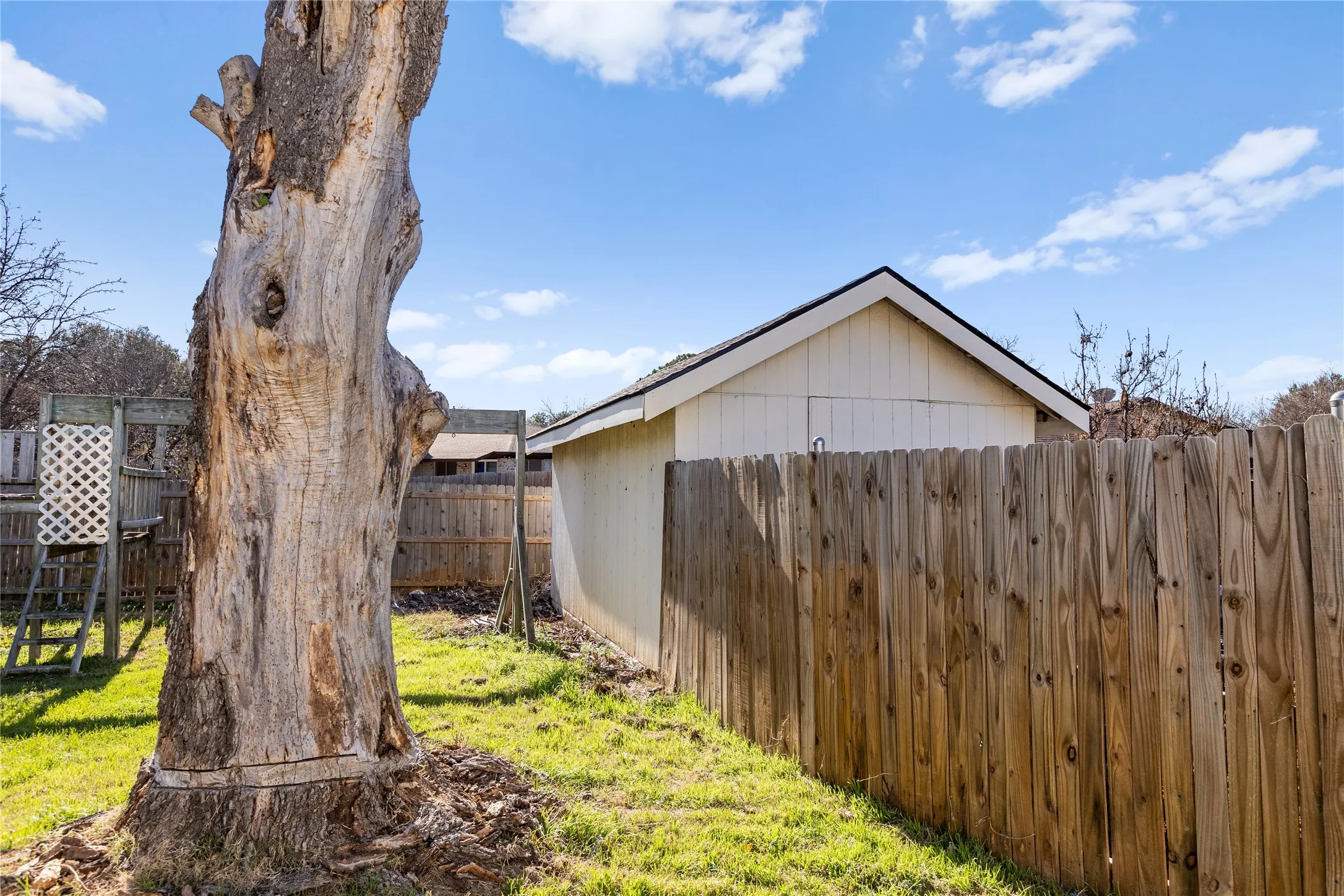 Single Family Residence For Sale in Tarrant County , 204 Pebblebrook Street, Arlington, Texas 76014, 3 Bedrooms, 2 Bathrooms, 2 Garage spaces, 1,284 Sqft, built in 1975, Price $264,900, mls#21219918, Real Estate Agent in Arlington, Homes For Sale in Tarrant county, Homes For Sale in Arlington, Realtor in Arlington Texas, Real Estate Brokerage Independent Realty Texas, Luminita Cordes Realtor