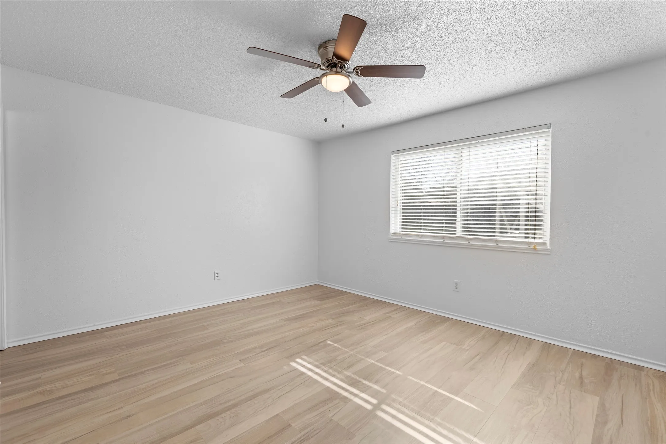 Single Family Residence For Sale in Tarrant County , 204 Pebblebrook Street, Arlington, Texas 76014, 3 Bedrooms, 2 Bathrooms, 2 Garage spaces, 1,284 Sqft, built in 1975, Price $264,900, mls#21219918, Real Estate Agent in Arlington, Homes For Sale in Tarrant county, Homes For Sale in Arlington, Realtor in Arlington Texas, Real Estate Brokerage Independent Realty Texas, Luminita Cordes Realtor