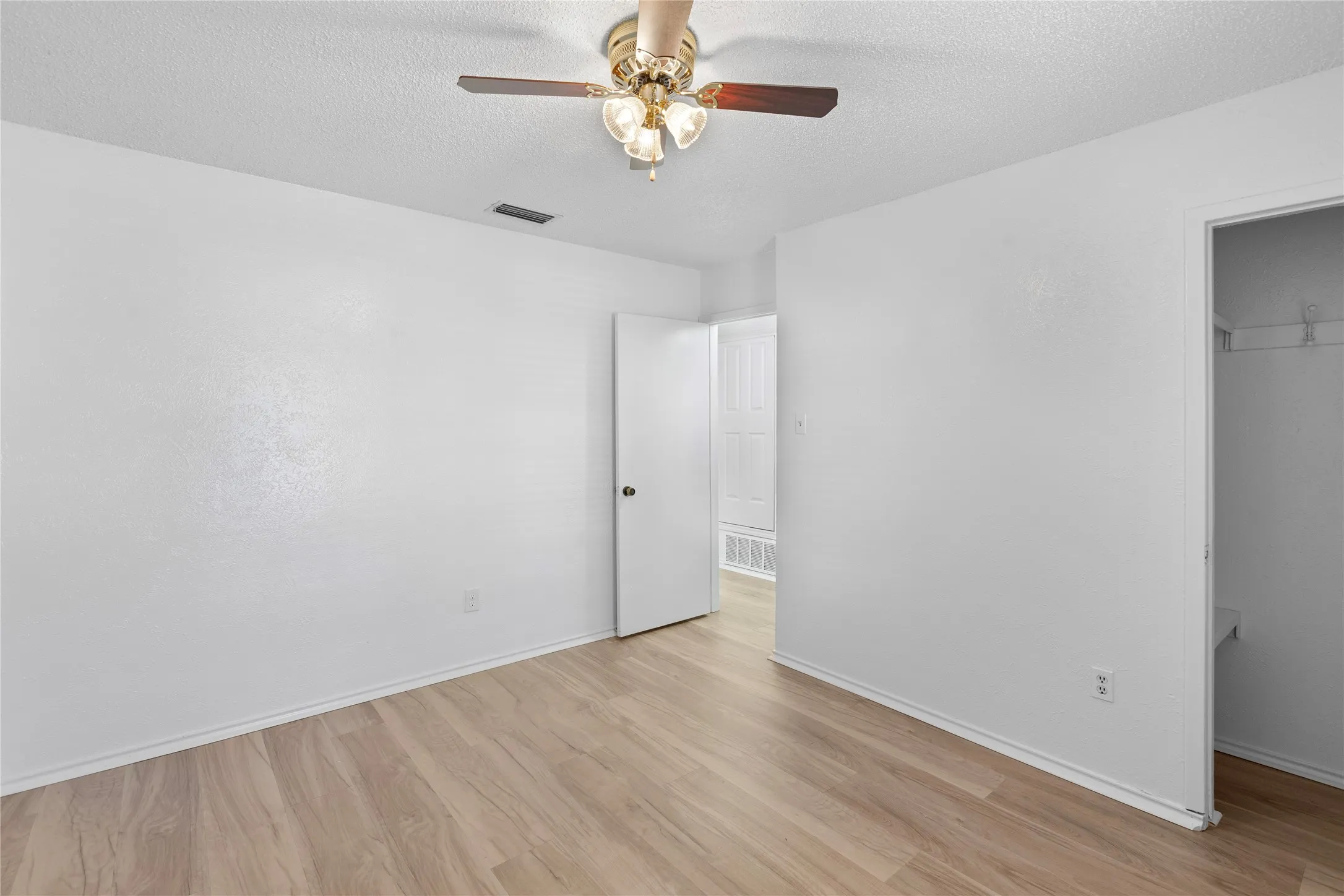 Single Family Residence For Sale in Tarrant County , 204 Pebblebrook Street, Arlington, Texas 76014, 3 Bedrooms, 2 Bathrooms, 2 Garage spaces, 1,284 Sqft, built in 1975, Price $264,900, mls#21219918, Real Estate Agent in Arlington, Homes For Sale in Tarrant county, Homes For Sale in Arlington, Realtor in Arlington Texas, Real Estate Brokerage Independent Realty Texas, Luminita Cordes Realtor