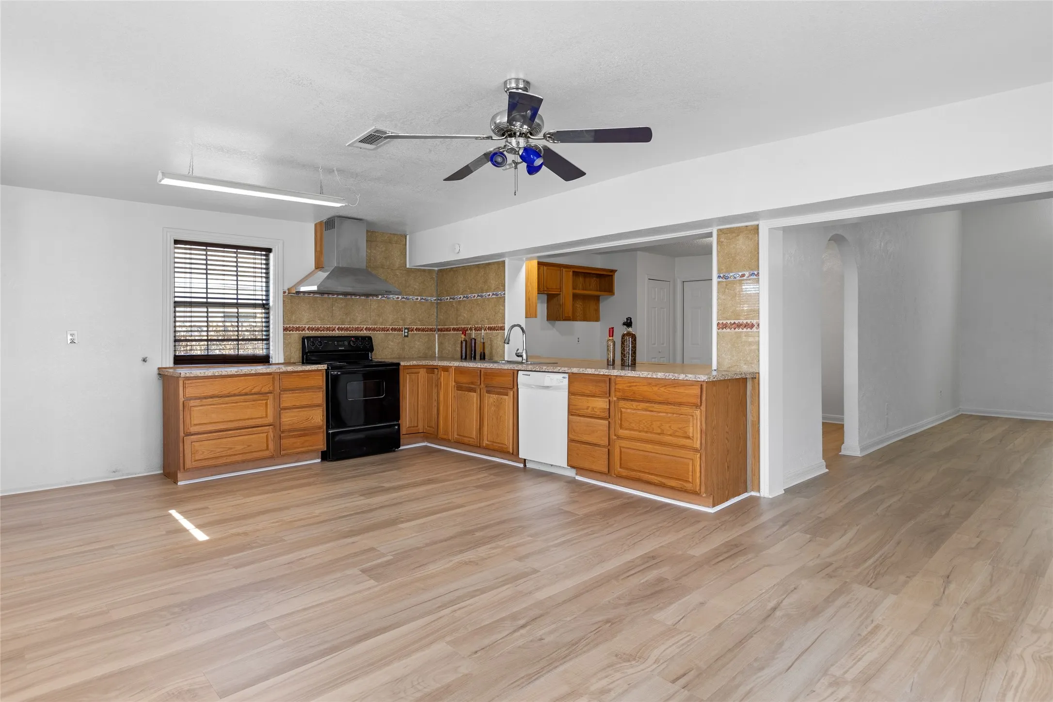 Single Family Residence For Sale in Tarrant County , 204 Pebblebrook Street, Arlington, Texas 76014, 3 Bedrooms, 2 Bathrooms, 2 Garage spaces, 1,284 Sqft, built in 1975, Price $264,900, mls#21219918, Real Estate Agent in Arlington, Homes For Sale in Tarrant county, Homes For Sale in Arlington, Realtor in Arlington Texas, Real Estate Brokerage Independent Realty Texas, Luminita Cordes Realtor