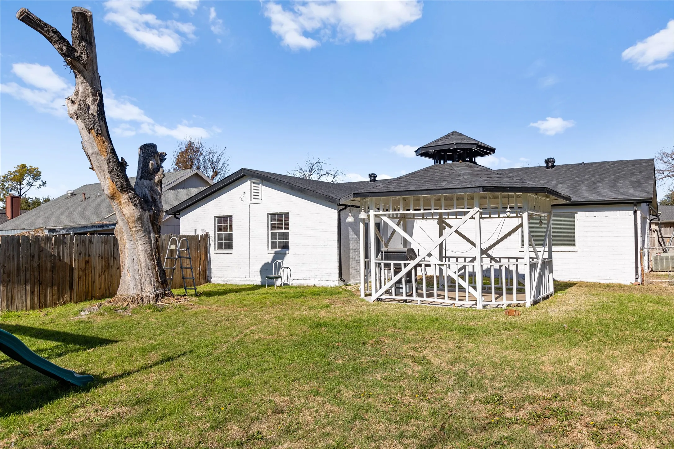 Single Family Residence For Sale in Tarrant County , 204 Pebblebrook Street, Arlington, Texas 76014, 3 Bedrooms, 2 Bathrooms, 2 Garage spaces, 1,284 Sqft, built in 1975, Price $264,900, mls#21219918, Real Estate Agent in Arlington, Homes For Sale in Tarrant county, Homes For Sale in Arlington, Realtor in Arlington Texas, Real Estate Brokerage Independent Realty Texas, Luminita Cordes Realtor