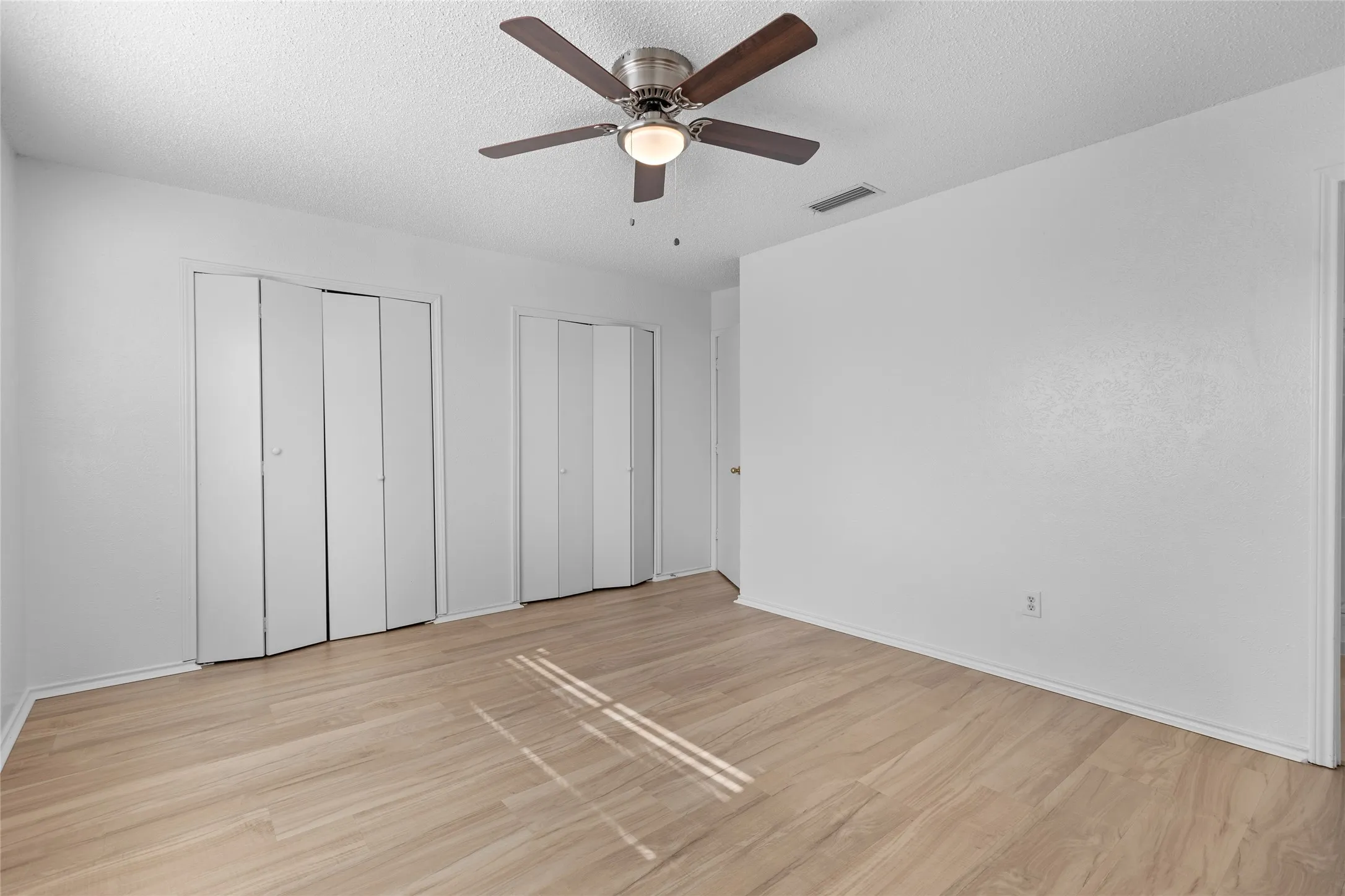 Single Family Residence For Sale in Tarrant County , 204 Pebblebrook Street, Arlington, Texas 76014, 3 Bedrooms, 2 Bathrooms, 2 Garage spaces, 1,284 Sqft, built in 1975, Price $264,900, mls#21219918, Real Estate Agent in Arlington, Homes For Sale in Tarrant county, Homes For Sale in Arlington, Realtor in Arlington Texas, Real Estate Brokerage Independent Realty Texas, Luminita Cordes Realtor