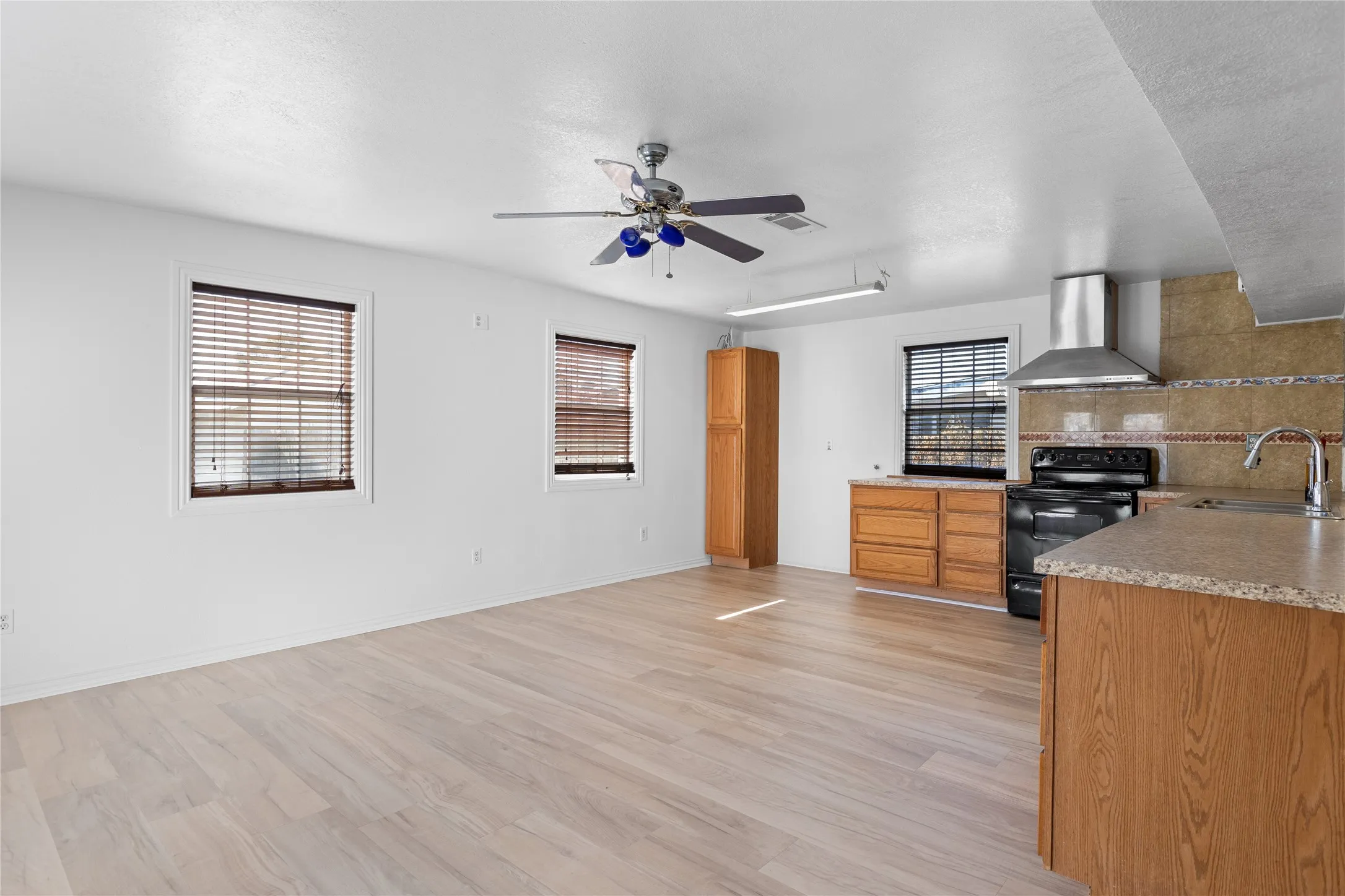 Single Family Residence For Sale in Tarrant County , 204 Pebblebrook Street, Arlington, Texas 76014, 3 Bedrooms, 2 Bathrooms, 2 Garage spaces, 1,284 Sqft, built in 1975, Price $264,900, mls#21219918, Real Estate Agent in Arlington, Homes For Sale in Tarrant county, Homes For Sale in Arlington, Realtor in Arlington Texas, Real Estate Brokerage Independent Realty Texas, Luminita Cordes Realtor