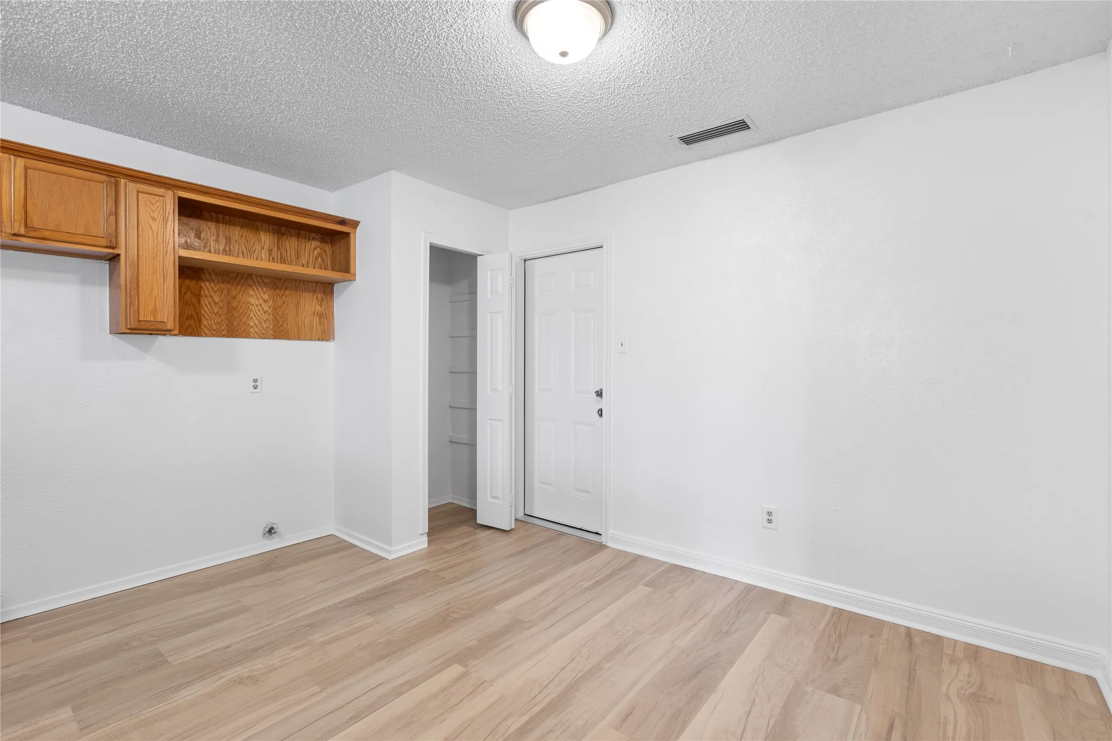 Single Family Residence For Sale in Tarrant County , 204 Pebblebrook Street, Arlington, Texas 76014, 3 Bedrooms, 2 Bathrooms, 2 Garage spaces, 1,284 Sqft, built in 1975, Price $264,900, mls#21219918, Real Estate Agent in Arlington, Homes For Sale in Tarrant county, Homes For Sale in Arlington, Realtor in Arlington Texas, Real Estate Brokerage Independent Realty Texas, Luminita Cordes Realtor