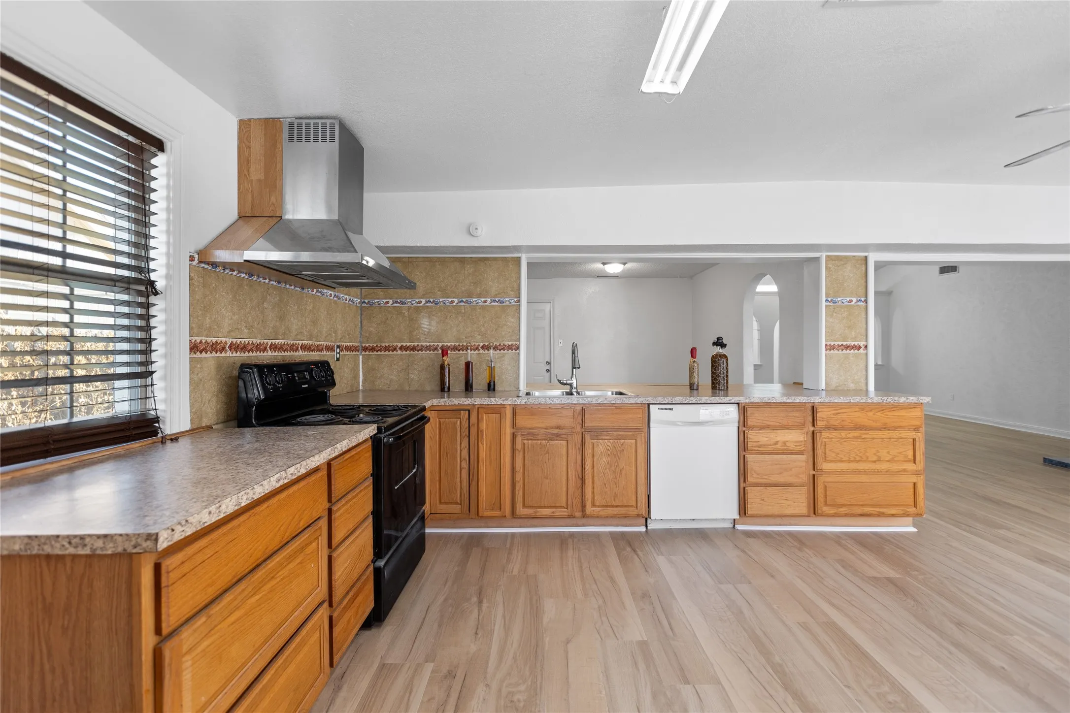 Single Family Residence For Sale in Tarrant County , 204 Pebblebrook Street, Arlington, Texas 76014, 3 Bedrooms, 2 Bathrooms, 2 Garage spaces, 1,284 Sqft, built in 1975, Price $264,900, mls#21219918, Real Estate Agent in Arlington, Homes For Sale in Tarrant county, Homes For Sale in Arlington, Realtor in Arlington Texas, Real Estate Brokerage Independent Realty Texas, Luminita Cordes Realtor