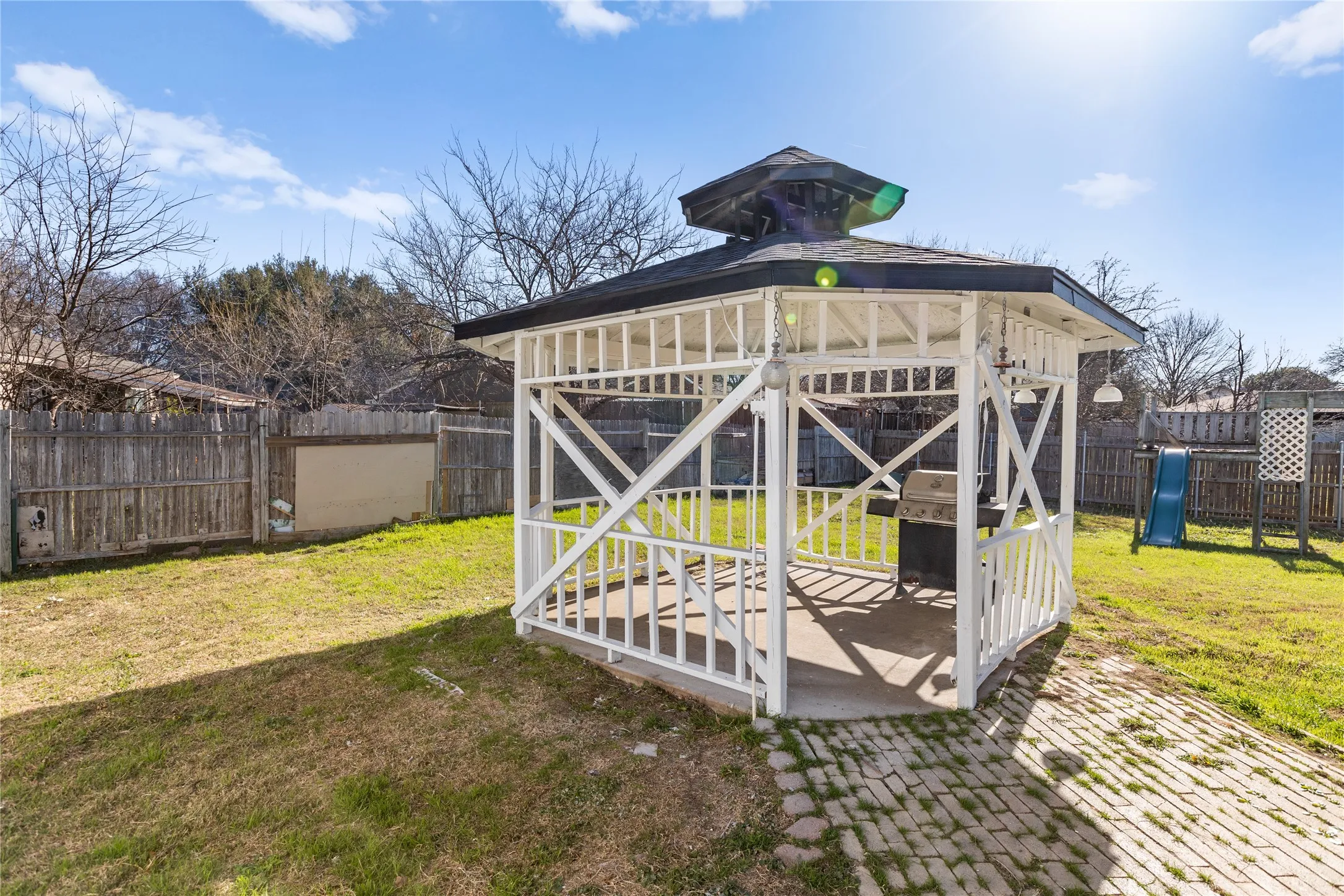 Single Family Residence For Sale in Tarrant County , 204 Pebblebrook Street, Arlington, Texas 76014, 3 Bedrooms, 2 Bathrooms, 2 Garage spaces, 1,284 Sqft, built in 1975, Price $264,900, mls#21219918, Real Estate Agent in Arlington, Homes For Sale in Tarrant county, Homes For Sale in Arlington, Realtor in Arlington Texas, Real Estate Brokerage Independent Realty Texas, Luminita Cordes Realtor