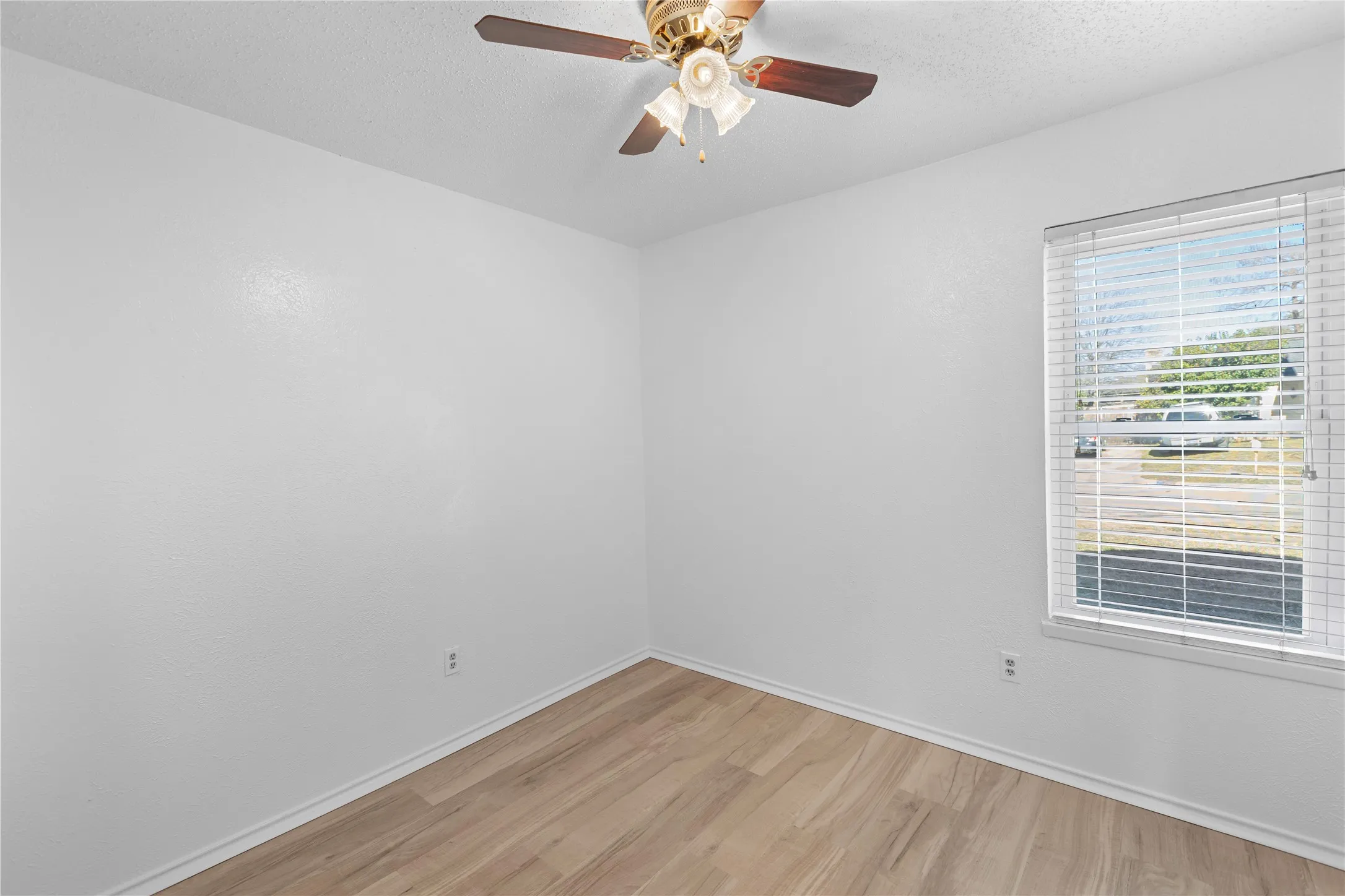Single Family Residence For Sale in Tarrant County , 204 Pebblebrook Street, Arlington, Texas 76014, 3 Bedrooms, 2 Bathrooms, 2 Garage spaces, 1,284 Sqft, built in 1975, Price $264,900, mls#21219918, Real Estate Agent in Arlington, Homes For Sale in Tarrant county, Homes For Sale in Arlington, Realtor in Arlington Texas, Real Estate Brokerage Independent Realty Texas, Luminita Cordes Realtor