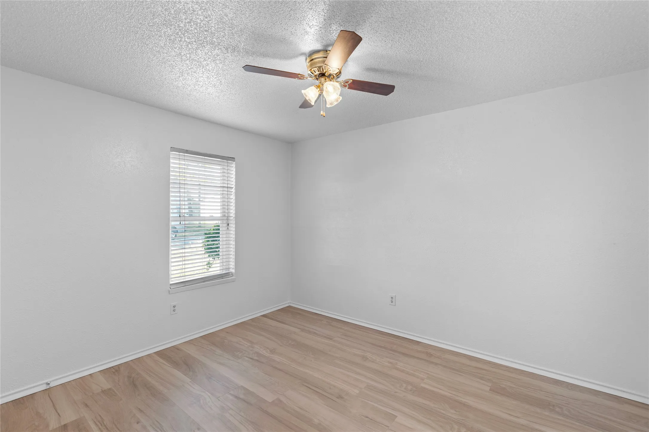 Single Family Residence For Sale in Tarrant County , 204 Pebblebrook Street, Arlington, Texas 76014, 3 Bedrooms, 2 Bathrooms, 2 Garage spaces, 1,284 Sqft, built in 1975, Price $264,900, mls#21219918, Real Estate Agent in Arlington, Homes For Sale in Tarrant county, Homes For Sale in Arlington, Realtor in Arlington Texas, Real Estate Brokerage Independent Realty Texas, Luminita Cordes Realtor