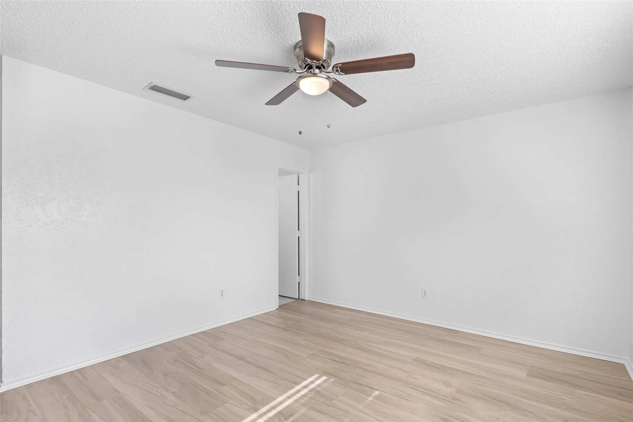 Single Family Residence For Sale in Tarrant County , 204 Pebblebrook Street, Arlington, Texas 76014, 3 Bedrooms, 2 Bathrooms, 2 Garage spaces, 1,284 Sqft, built in 1975, Price $264,900, mls#21219918, Real Estate Agent in Arlington, Homes For Sale in Tarrant county, Homes For Sale in Arlington, Realtor in Arlington Texas, Real Estate Brokerage Independent Realty Texas, Luminita Cordes Realtor