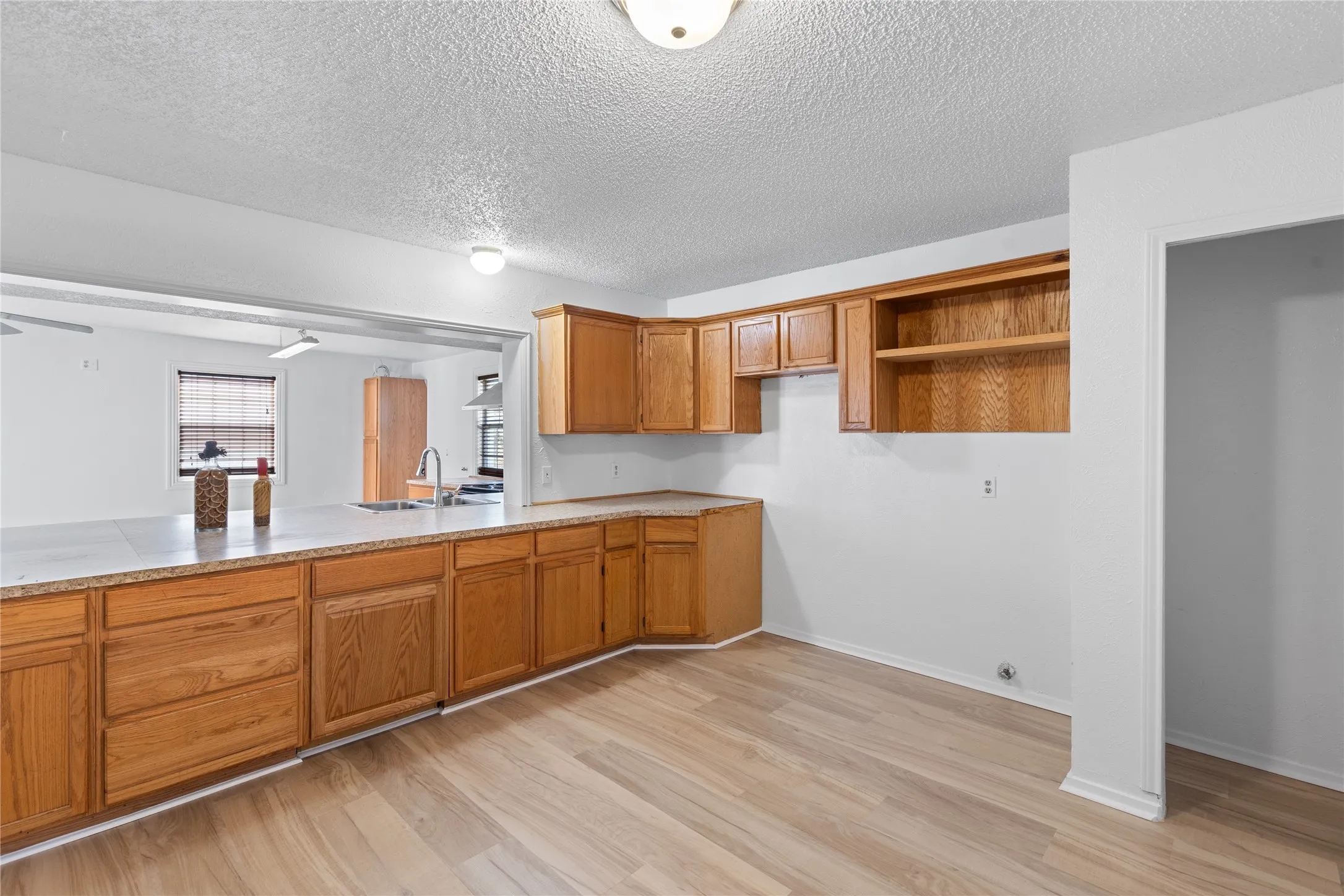 Single Family Residence For Sale in Tarrant County , 204 Pebblebrook Street, Arlington, Texas 76014, 3 Bedrooms, 2 Bathrooms, 2 Garage spaces, 1,284 Sqft, built in 1975, Price $264,900, mls#21219918, Real Estate Agent in Arlington, Homes For Sale in Tarrant county, Homes For Sale in Arlington, Realtor in Arlington Texas, Real Estate Brokerage Independent Realty Texas, Luminita Cordes Realtor