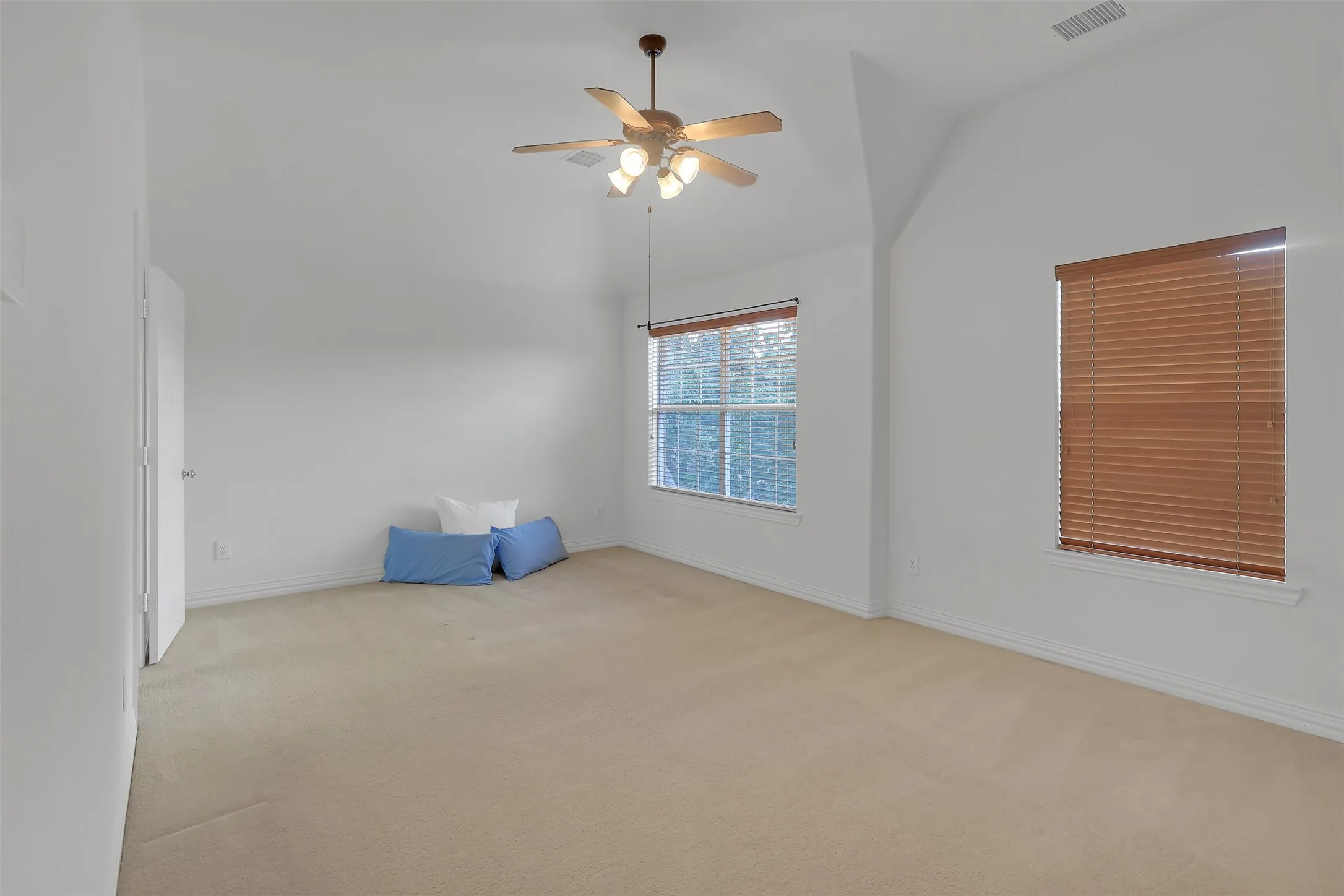 Single Family Residence For Sale in Collin County , 3252 Forestbrook Drive, Richardson, Texas 75082, 3 Bedroom, 4 Bathroom, 2 Garage spaces, 2,759 Sqft, built in 2004, Preowned, mls#21220806, Real Estate Agent in Richardson, Homes For Sale in Collin county, Homes For Sale in Richardson, Realtor in Richardson Texas, Real Estate Brokerage Independent Realty Texas, Luminita Cordes Realtor