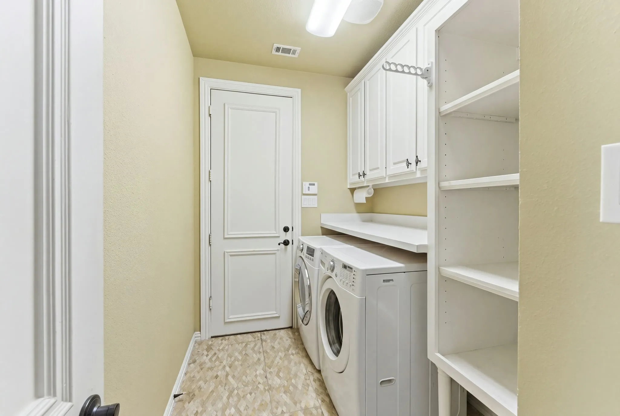 Townhouse For Sale in Dallas County , 4470 Saint Andrews Boulevard, Irving, Texas 75038, 4 Bedroom, 4 Bathroom, 2 Garage spaces, 2,926 Sqft, built in 2004, Preowned, mls#21218289, Real Estate Agent in Irving, Homes For Sale in Dallas county, Homes For Sale in Irving, Realtor in Irving Texas, Real Estate Brokerage Independent Realty Texas, Luminita Cordes Realtor