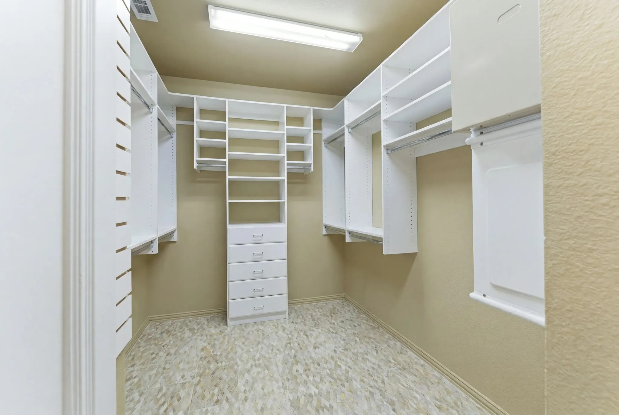 Townhouse For Sale in Dallas County , 4470 Saint Andrews Boulevard, Irving, Texas 75038, 4 Bedroom, 4 Bathroom, 2 Garage spaces, 2,926 Sqft, built in 2004, Preowned, mls#21218289, Real Estate Agent in Irving, Homes For Sale in Dallas county, Homes For Sale in Irving, Realtor in Irving Texas, Real Estate Brokerage Independent Realty Texas, Luminita Cordes Realtor