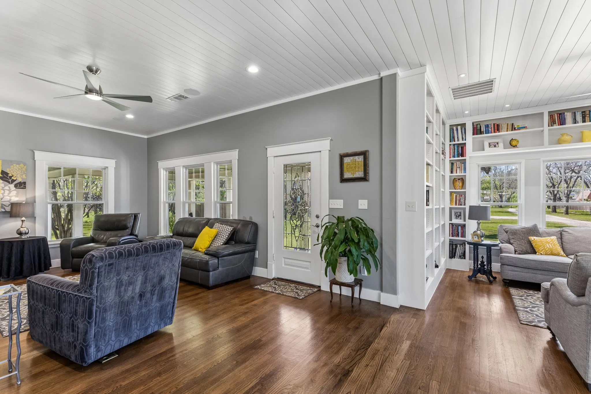 Single Family Residence For Sale in Denton County , 110 S Walnut, Roanoke, Texas 76262, 3 Bedroom, 3 Bathroom, 2 Garage spaces, 3,420 Sqft, built in 1915, Preowned, mls#21218898, Real Estate Agent in Roanoke, Homes For Sale in Denton county, Homes For Sale in Roanoke, Realtor in Roanoke Texas, Real Estate Brokerage Independent Realty Texas, Luminita Cordes Realtor