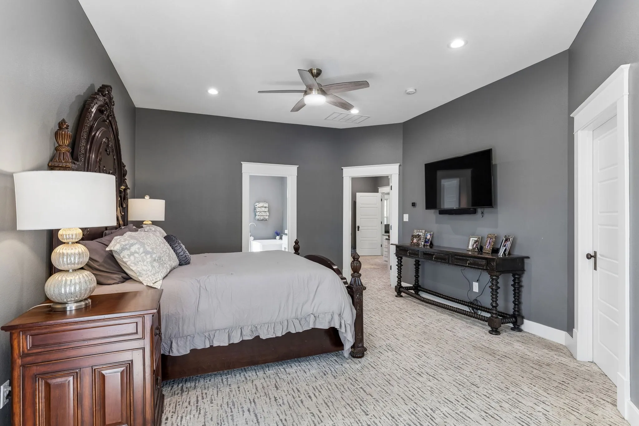 Single Family Residence For Sale in Denton County , 110 S Walnut, Roanoke, Texas 76262, 3 Bedroom, 3 Bathroom, 2 Garage spaces, 3,420 Sqft, built in 1915, Preowned, mls#21218898, Real Estate Agent in Roanoke, Homes For Sale in Denton county, Homes For Sale in Roanoke, Realtor in Roanoke Texas, Real Estate Brokerage Independent Realty Texas, Luminita Cordes Realtor