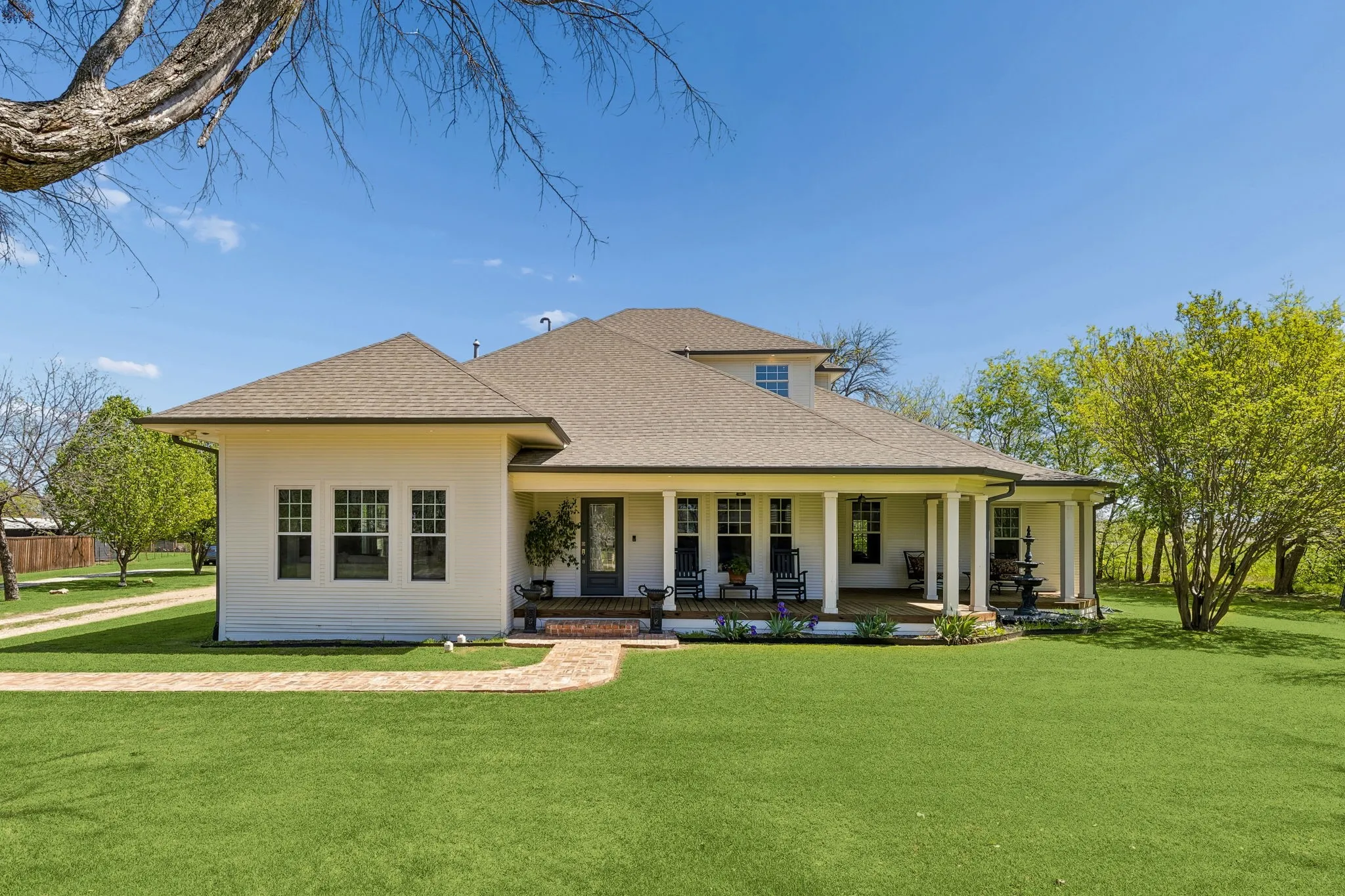 Single Family Residence For Sale in Denton County , 110 S Walnut, Roanoke, Texas 76262, 3 Bedroom, 3 Bathroom, 2 Garage spaces, 3,420 Sqft, built in 1915, Preowned, mls#21218898, Real Estate Agent in Roanoke, Homes For Sale in Denton county, Homes For Sale in Roanoke, Realtor in Roanoke Texas, Real Estate Brokerage Independent Realty Texas, Luminita Cordes Realtor