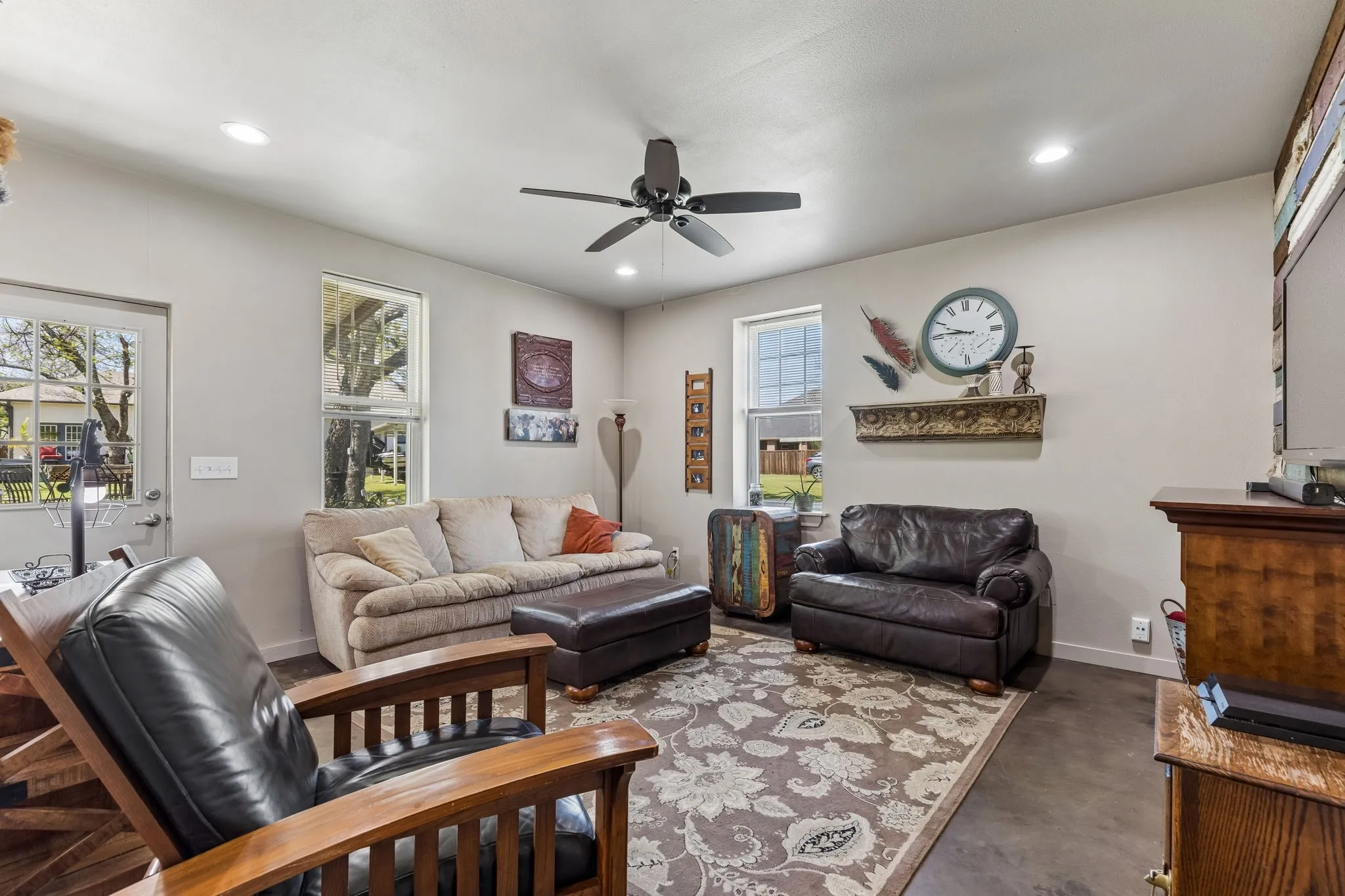 Single Family Residence For Sale in Denton County , 110 S Walnut, Roanoke, Texas 76262, 3 Bedroom, 3 Bathroom, 2 Garage spaces, 3,420 Sqft, built in 1915, Preowned, mls#21218898, Real Estate Agent in Roanoke, Homes For Sale in Denton county, Homes For Sale in Roanoke, Realtor in Roanoke Texas, Real Estate Brokerage Independent Realty Texas, Luminita Cordes Realtor