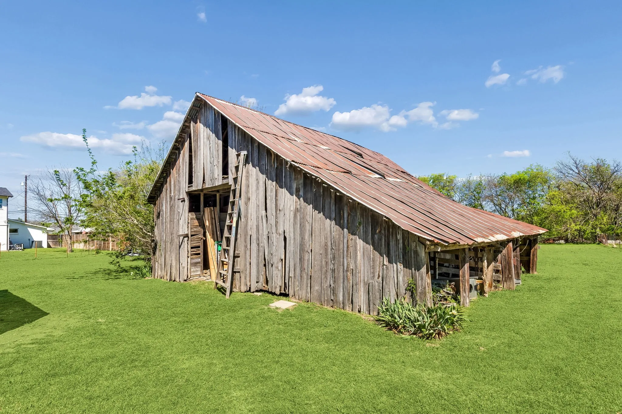 Single Family Residence For Sale in Denton County , 110 S Walnut, Roanoke, Texas 76262, 3 Bedroom, 3 Bathroom, 2 Garage spaces, 3,420 Sqft, built in 1915, Preowned, mls#21218898, Real Estate Agent in Roanoke, Homes For Sale in Denton county, Homes For Sale in Roanoke, Realtor in Roanoke Texas, Real Estate Brokerage Independent Realty Texas, Luminita Cordes Realtor