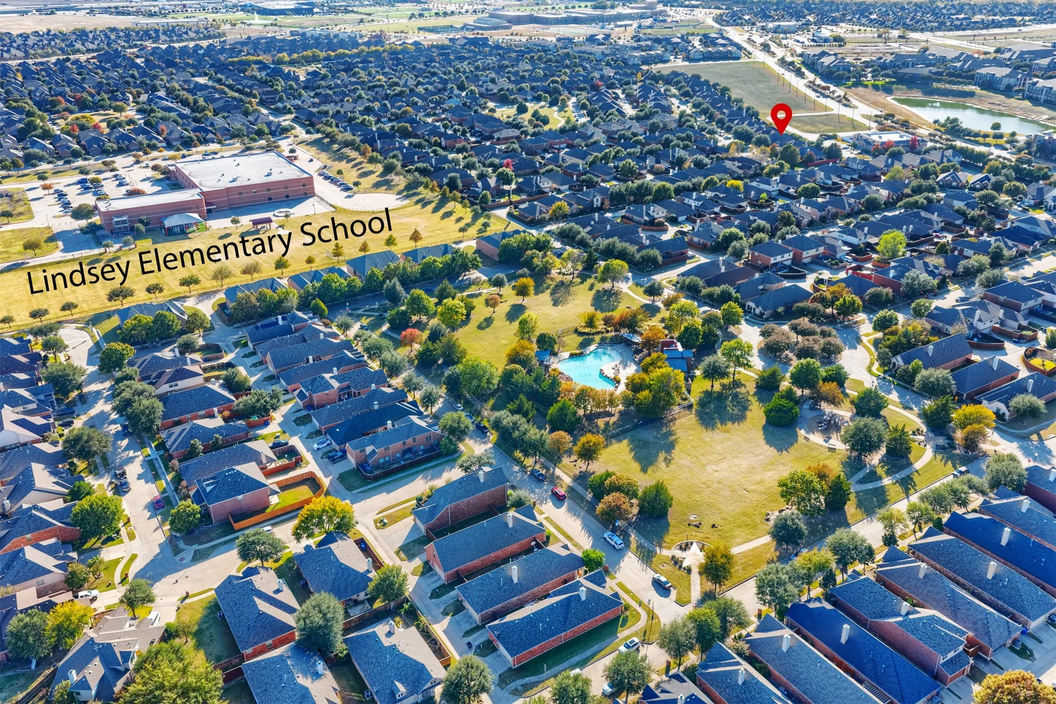 Lindsey Elementary School is walkable.