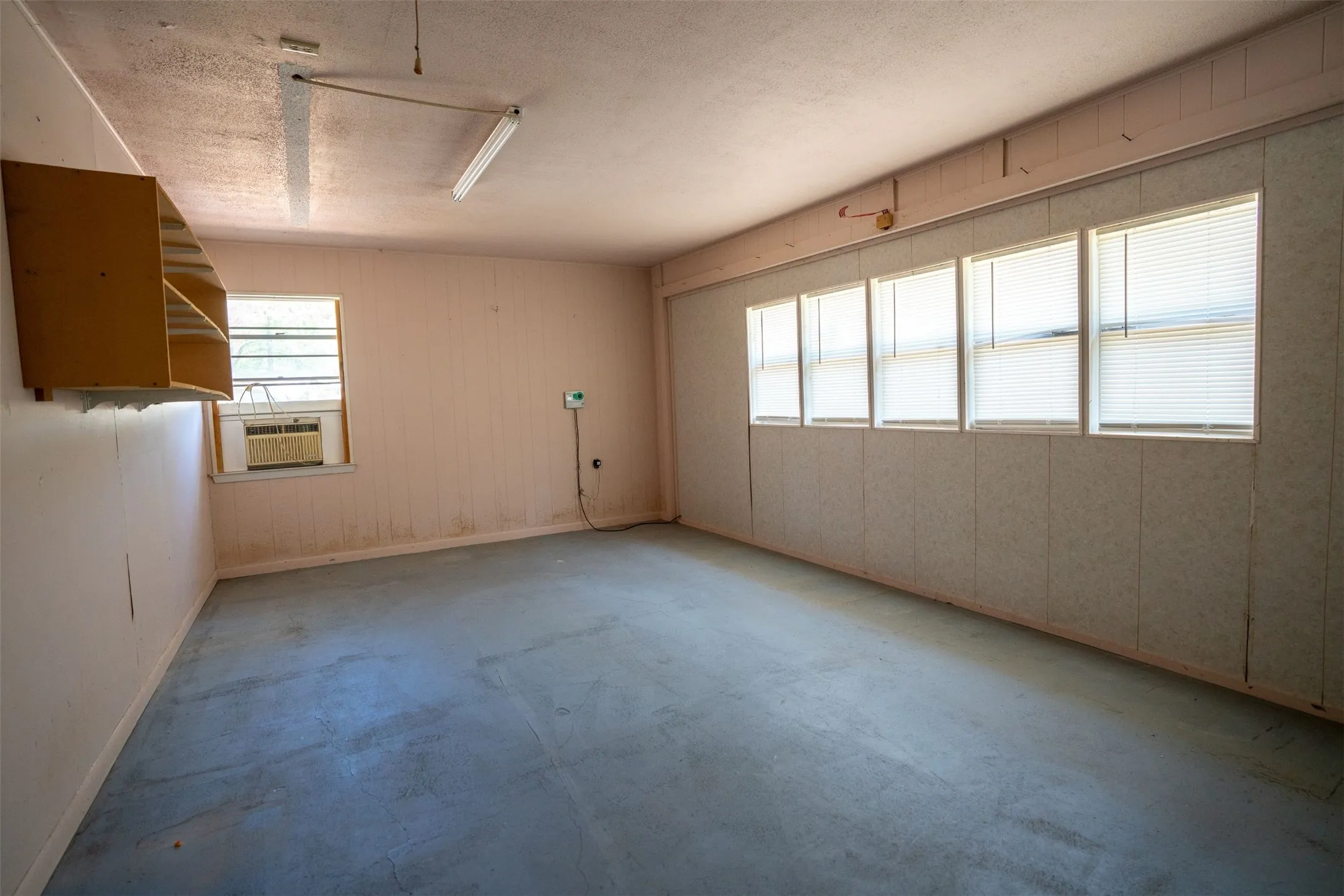 Single Family Residence For Sale in Lamar County , 375 County Road 45080, Powderly, Texas 75473, 3 Bedroom, 3 Bathroom, 2 Garage spaces, 2,464 Sqft, built in 1985, Price $275,000, mls#21218435, Real Estate Agent in Powderly, Homes For Sale in Lamar county, Homes For Sale in Powderly, Realtor in Powderly Texas, Real Estate Brokerage Independent Realty Texas, Luminita Cordes Realtor