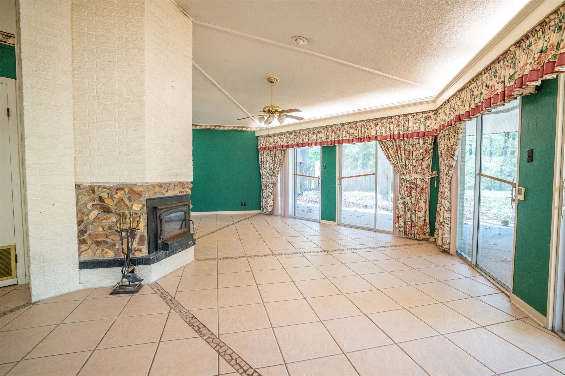 Single Family Residence For Sale in Lamar County , 375 County Road 45080, Powderly, Texas 75473, 3 Bedroom, 3 Bathroom, 2 Garage spaces, 2,464 Sqft, built in 1985, Price $275,000, mls#21218435, Real Estate Agent in Powderly, Homes For Sale in Lamar county, Homes For Sale in Powderly, Realtor in Powderly Texas, Real Estate Brokerage Independent Realty Texas, Luminita Cordes Realtor