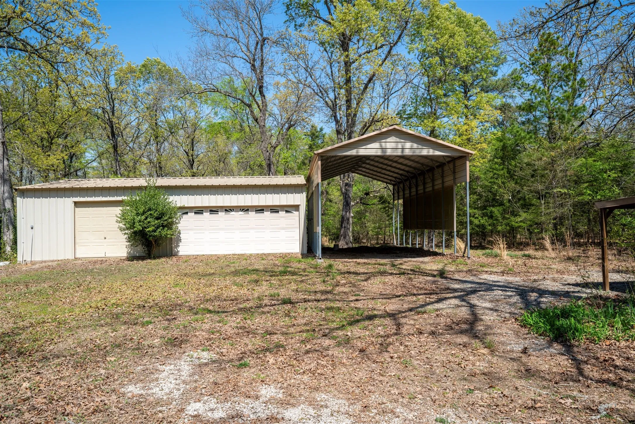 Single Family Residence For Sale in Lamar County , 375 County Road 45080, Powderly, Texas 75473, 3 Bedroom, 3 Bathroom, 2 Garage spaces, 2,464 Sqft, built in 1985, Price $275,000, mls#21218435, Real Estate Agent in Powderly, Homes For Sale in Lamar county, Homes For Sale in Powderly, Realtor in Powderly Texas, Real Estate Brokerage Independent Realty Texas, Luminita Cordes Realtor